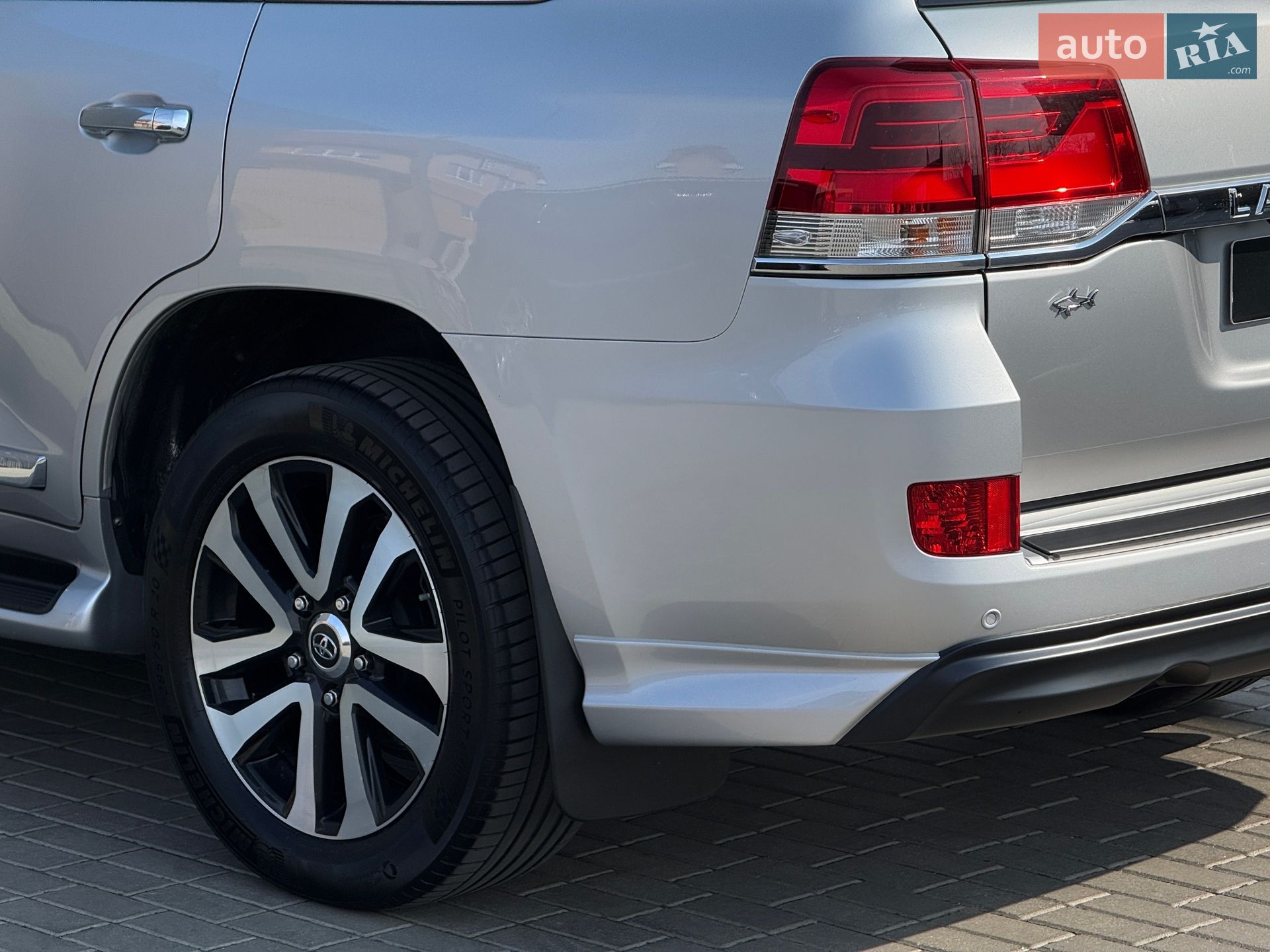 Toyota Land Cruiser 2018 VIN JTMCV02J304258364 фото оголошення 19 з 77