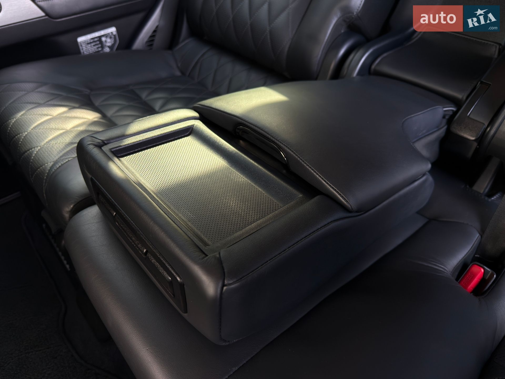 Toyota Land Cruiser 2018 VIN JTMCV02J304258364 фото оголошення 27 з 77