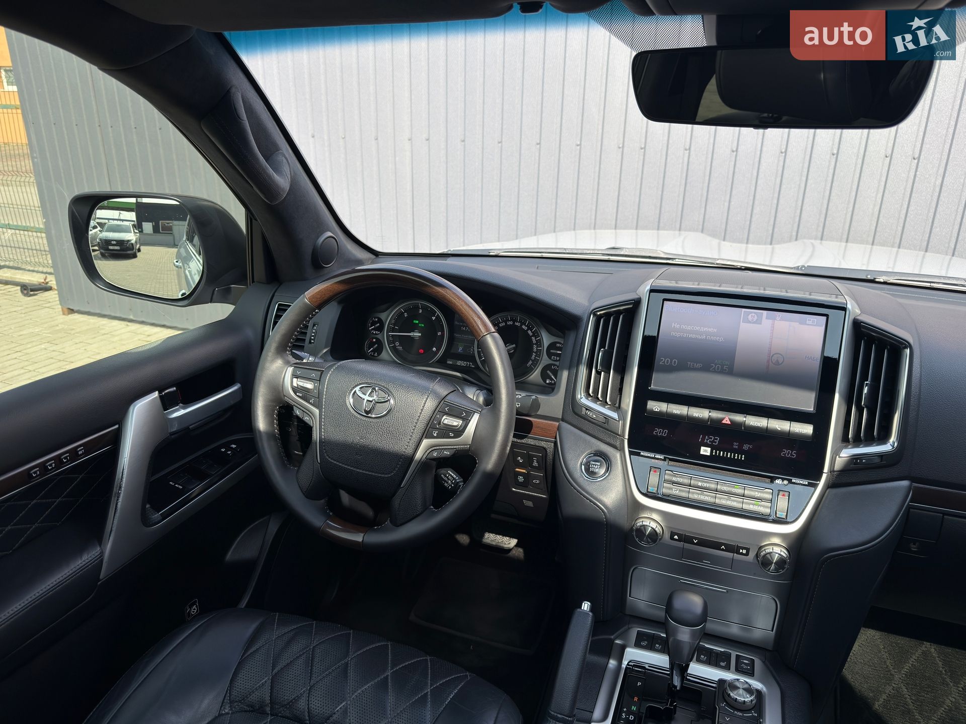 Toyota Land Cruiser 2018 VIN JTMCV02J304258364 фото оголошення 29 з 77