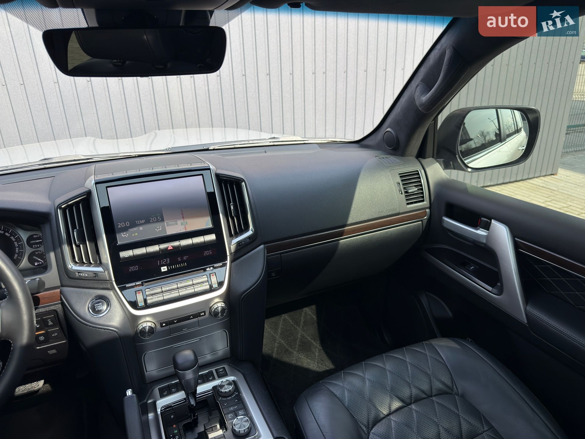 Toyota Land Cruiser 2018 VIN JTMCV02J304258364 фото оголошення 30 з 77