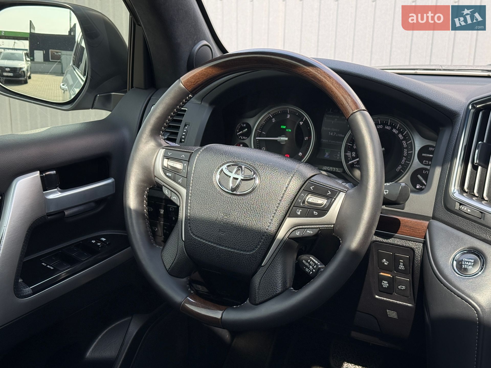 Toyota Land Cruiser 2018 VIN JTMCV02J304258364 фото оголошення 31 з 77