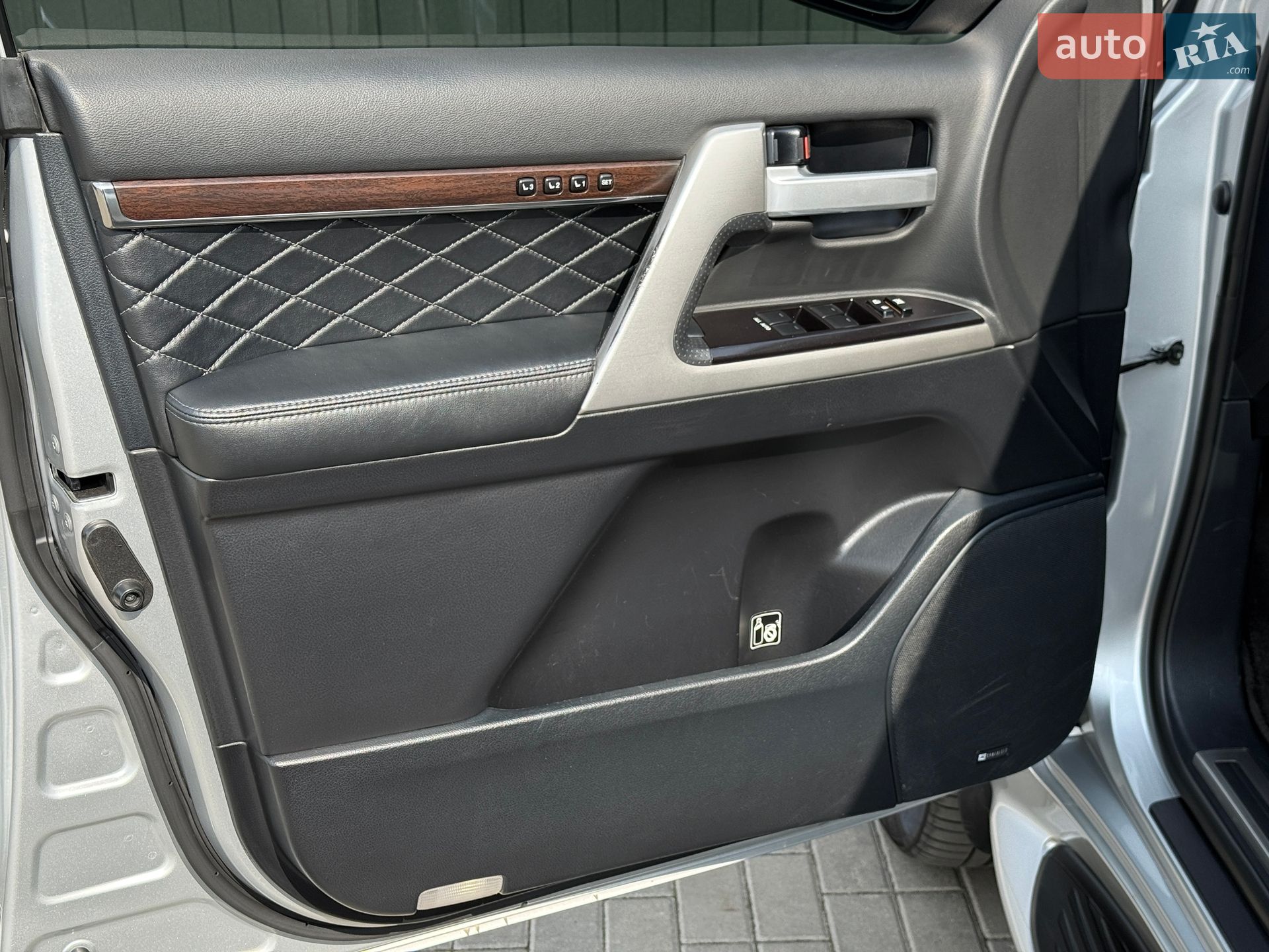 Toyota Land Cruiser 2018 VIN JTMCV02J304258364 фото оголошення 32 з 77