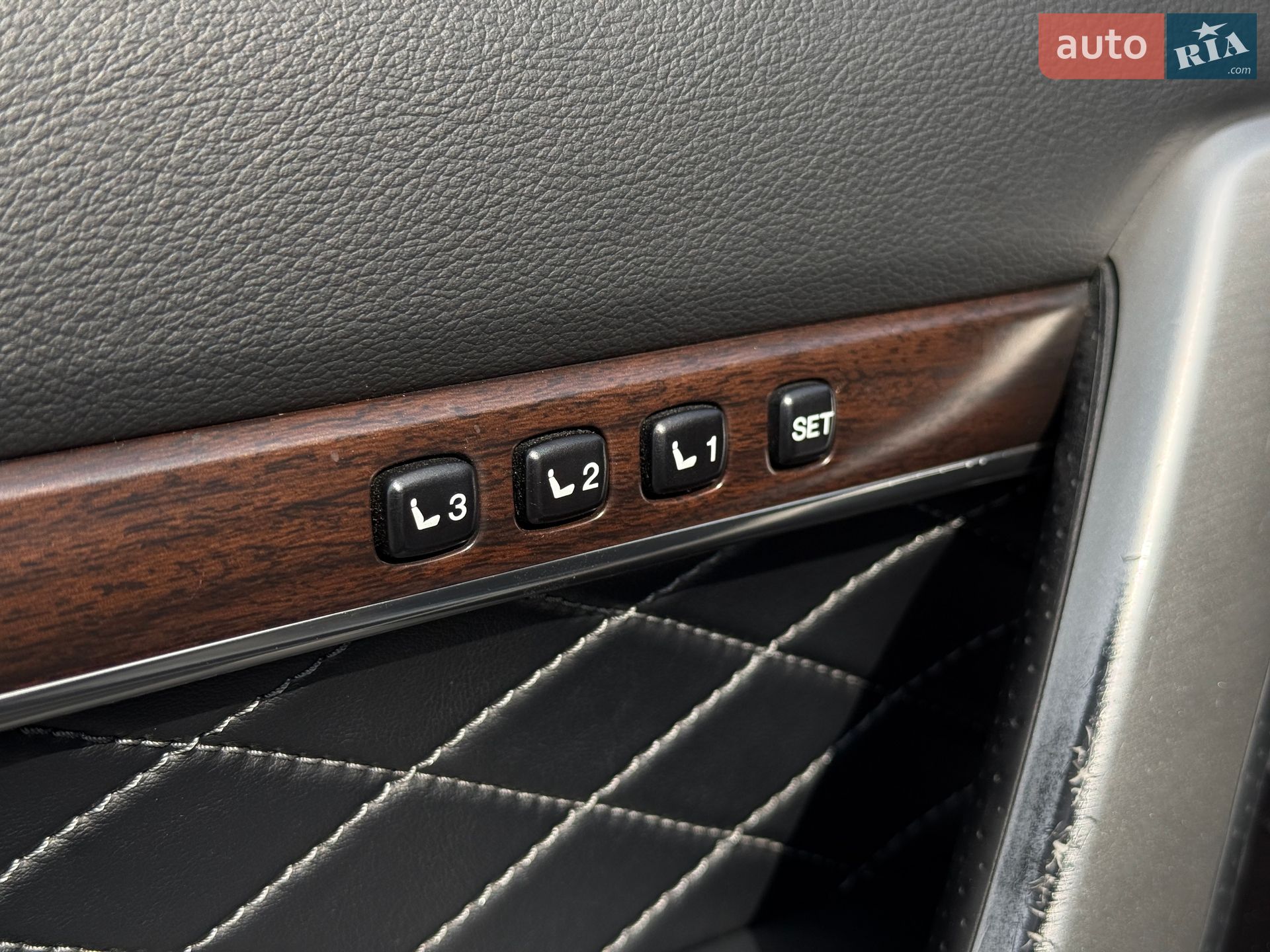 Toyota Land Cruiser 2018 VIN JTMCV02J304258364 фото оголошення 33 з 77