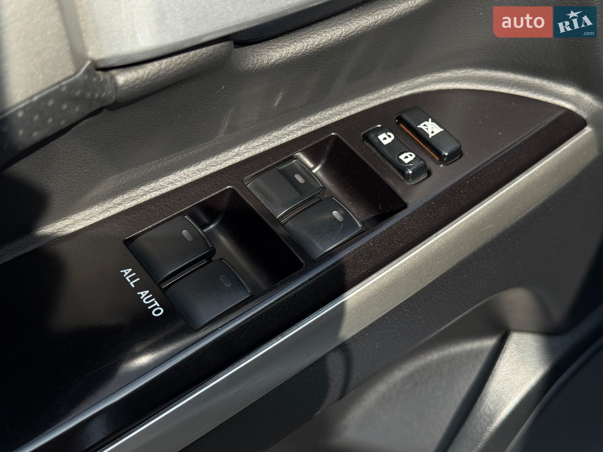 Toyota Land Cruiser 2018 VIN JTMCV02J304258364 фото оголошення 34 з 77