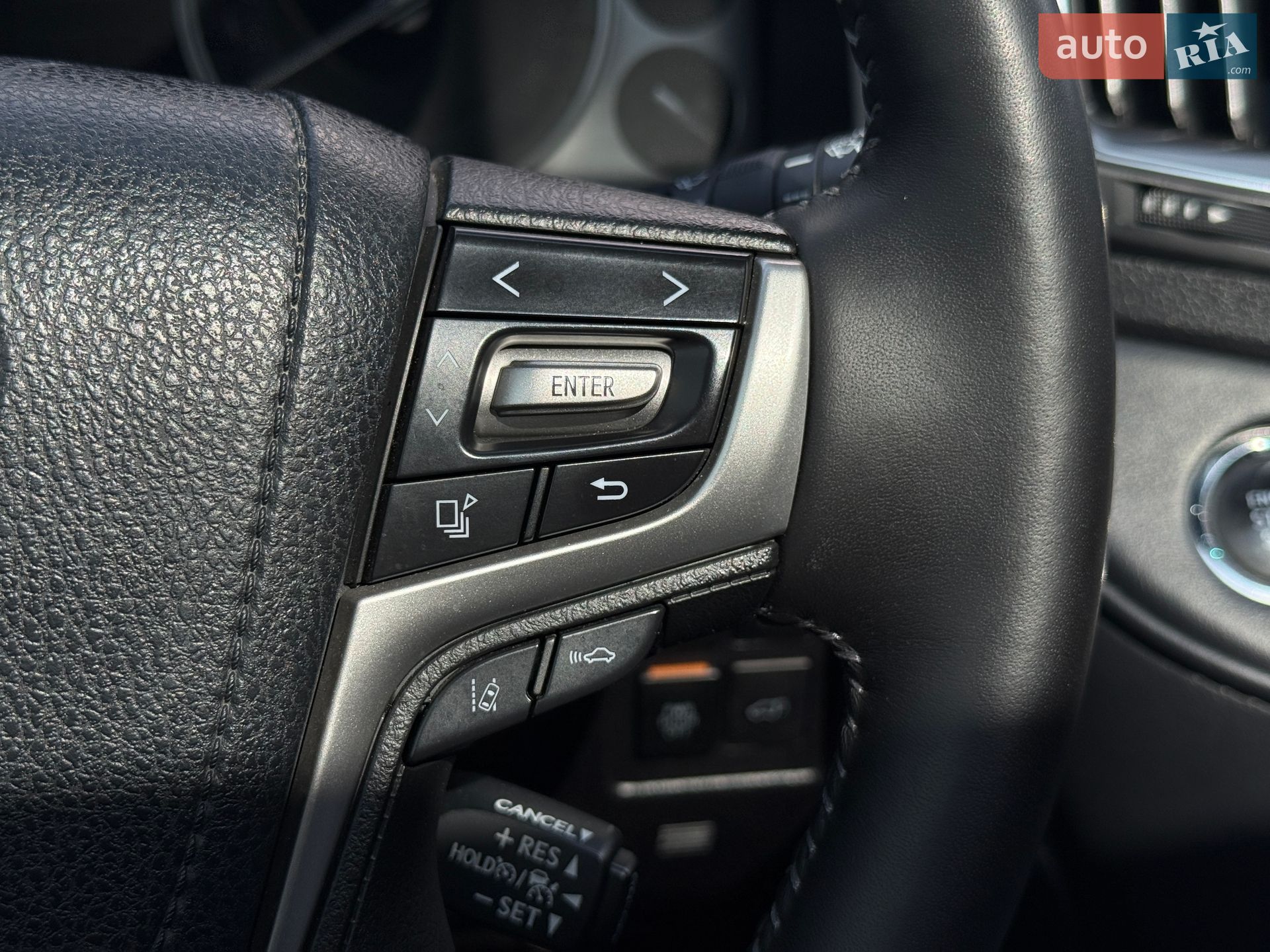 Toyota Land Cruiser 2018 VIN JTMCV02J304258364 фото оголошення 39 з 77