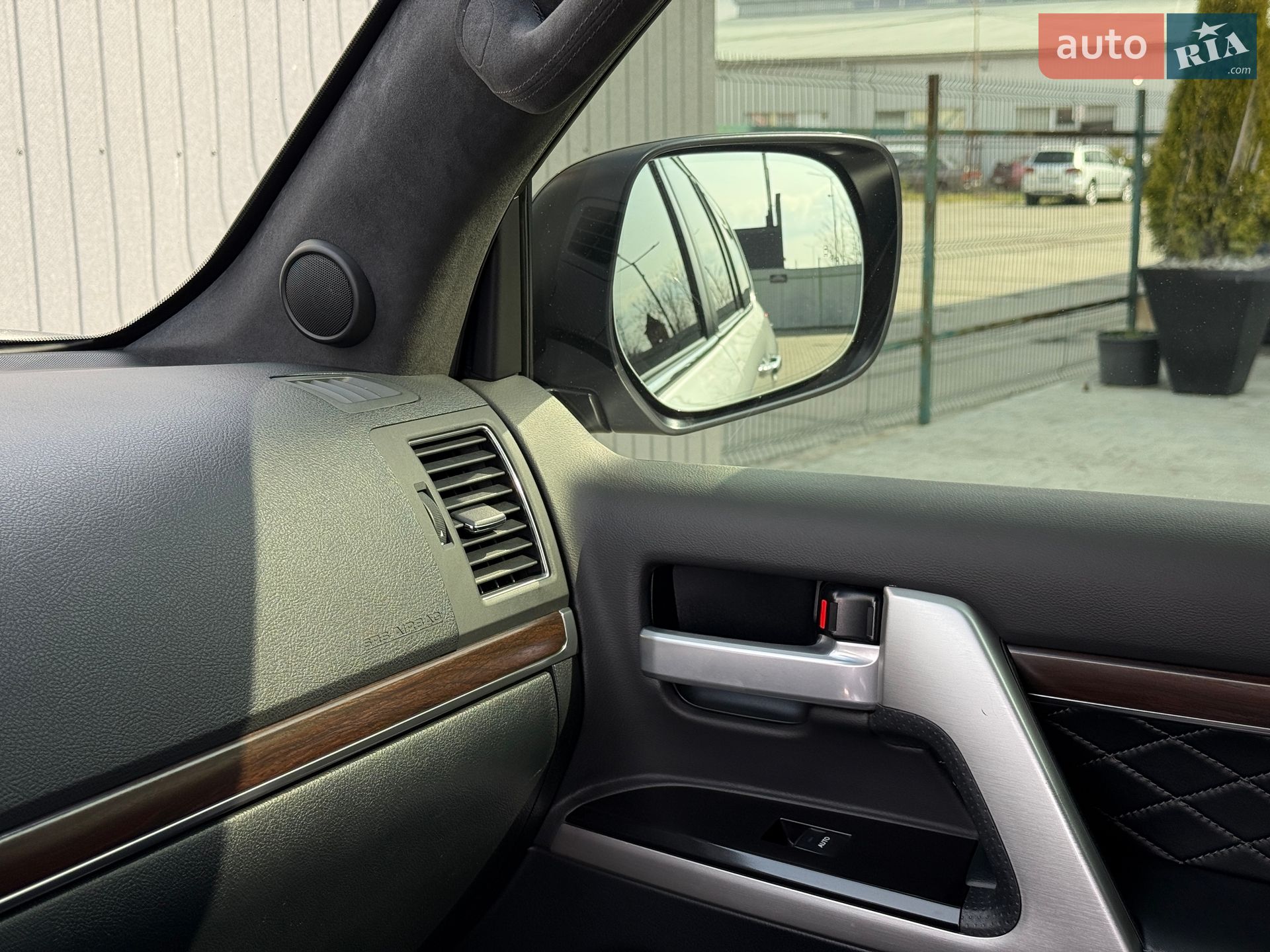 Toyota Land Cruiser 2018 VIN JTMCV02J304258364 фото оголошення 50 з 77