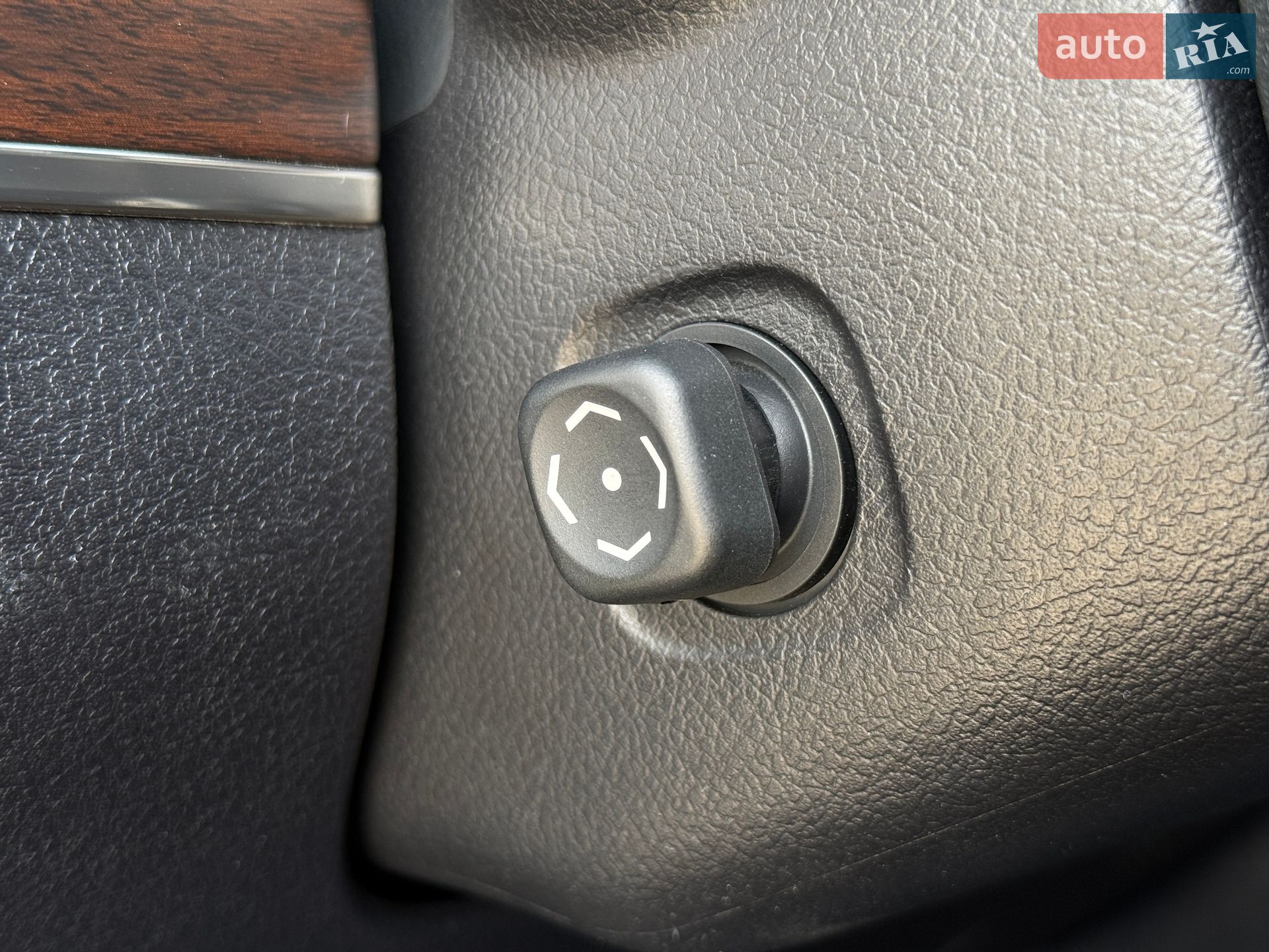 Toyota Land Cruiser 2018 VIN JTMCV02J304258364 фото оголошення 49 з 77