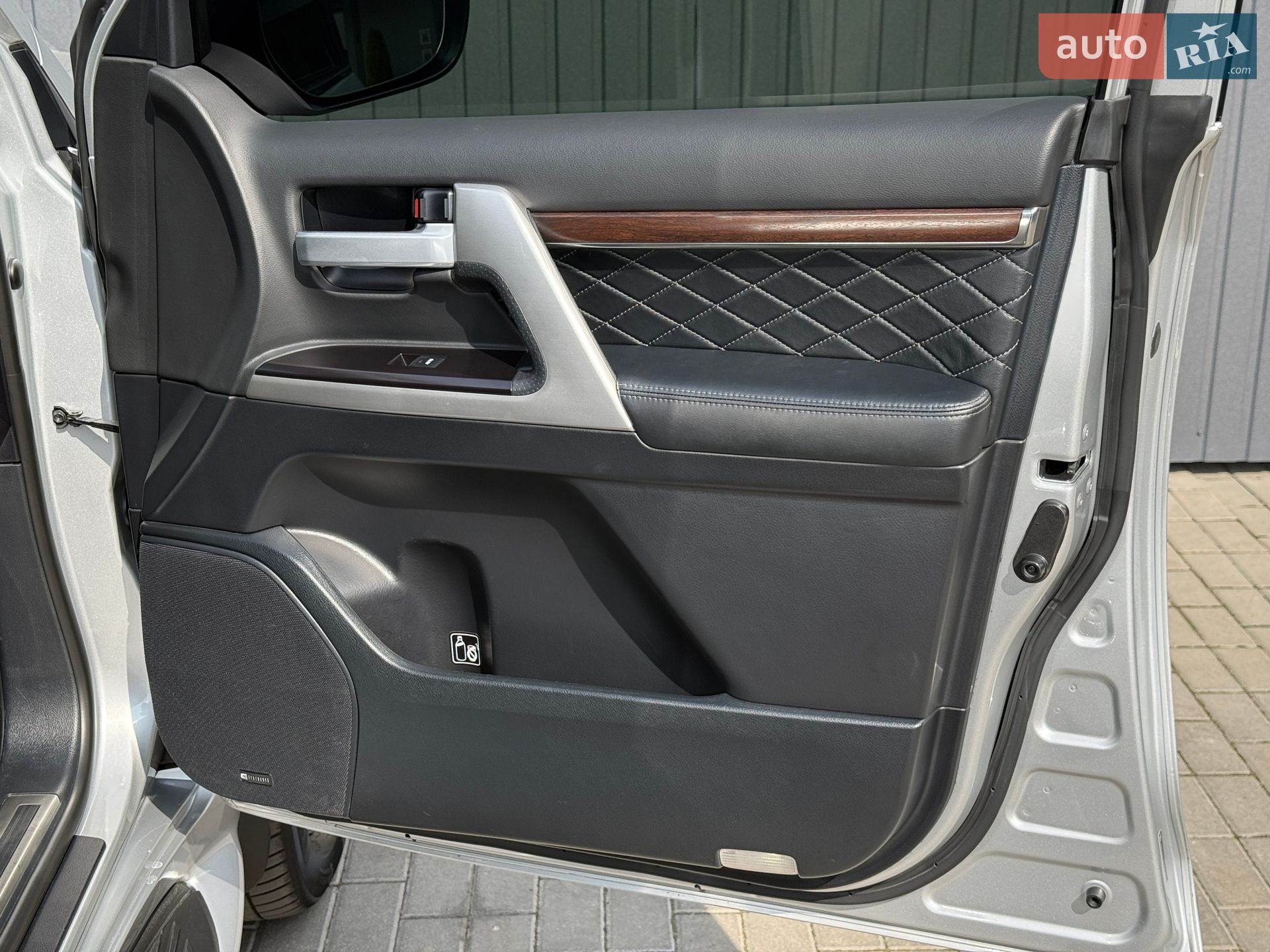 Toyota Land Cruiser 2018 VIN JTMCV02J304258364 фото оголошення 53 з 77