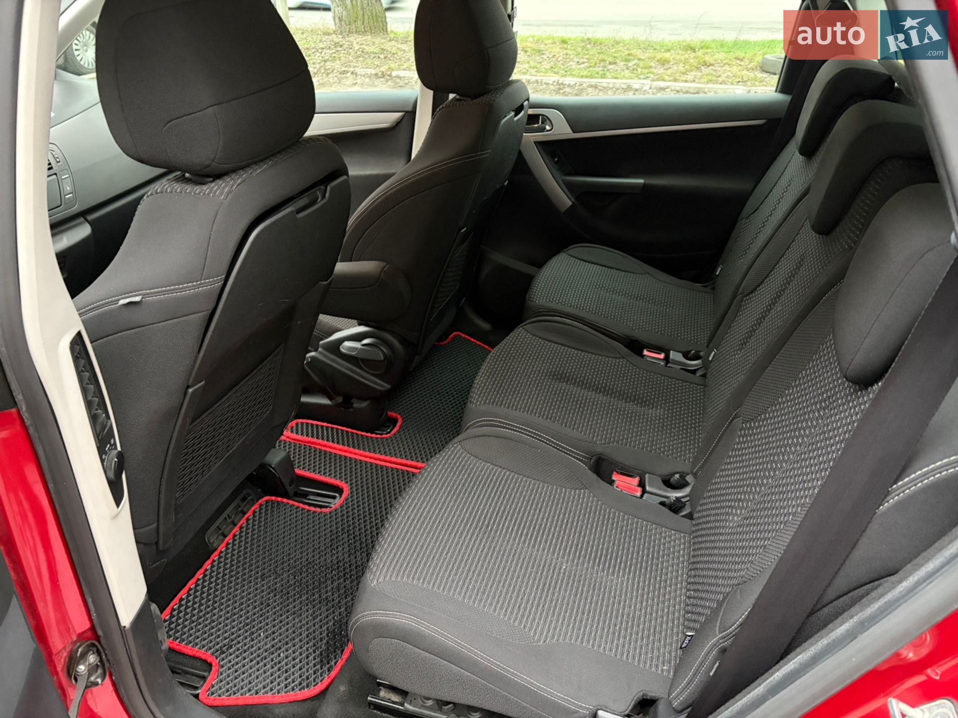 Citroen C4 Picasso 2011 VIN VF7UD5FV8BJ520841 фото оголошення 10 з 18