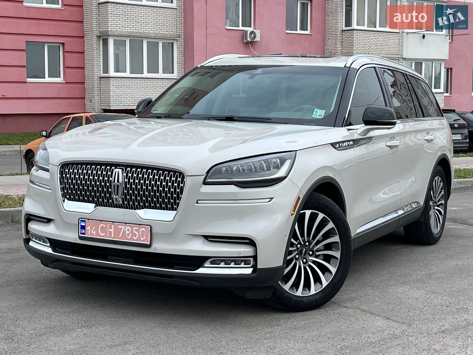 Lincoln Aviator 2020 VIN 5LM5J7WCXLGL24364 фото оголошення 2 з 35