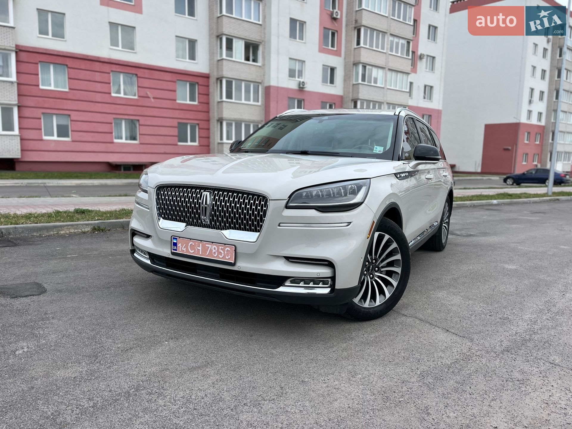 Lincoln Aviator 2020 VIN 5LM5J7WCXLGL24364 фото оголошення 4 з 35