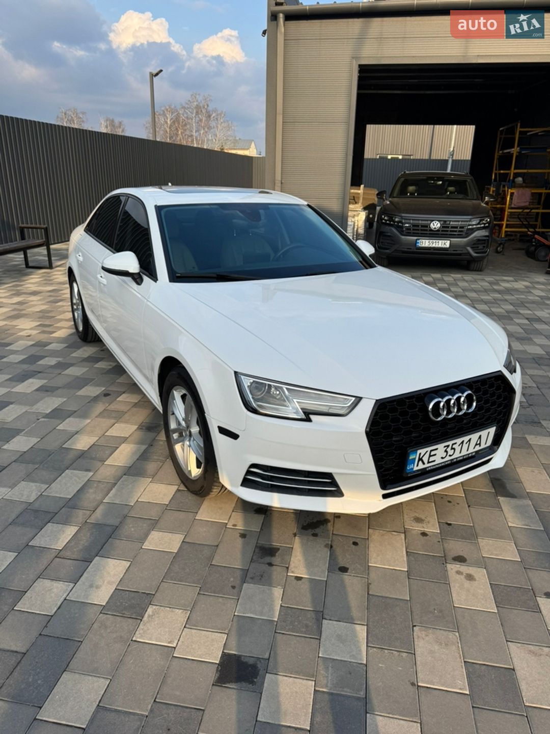 Audi A4 2017 VIN WAUGNAF41HN057657 фото оголошення 2 з 24