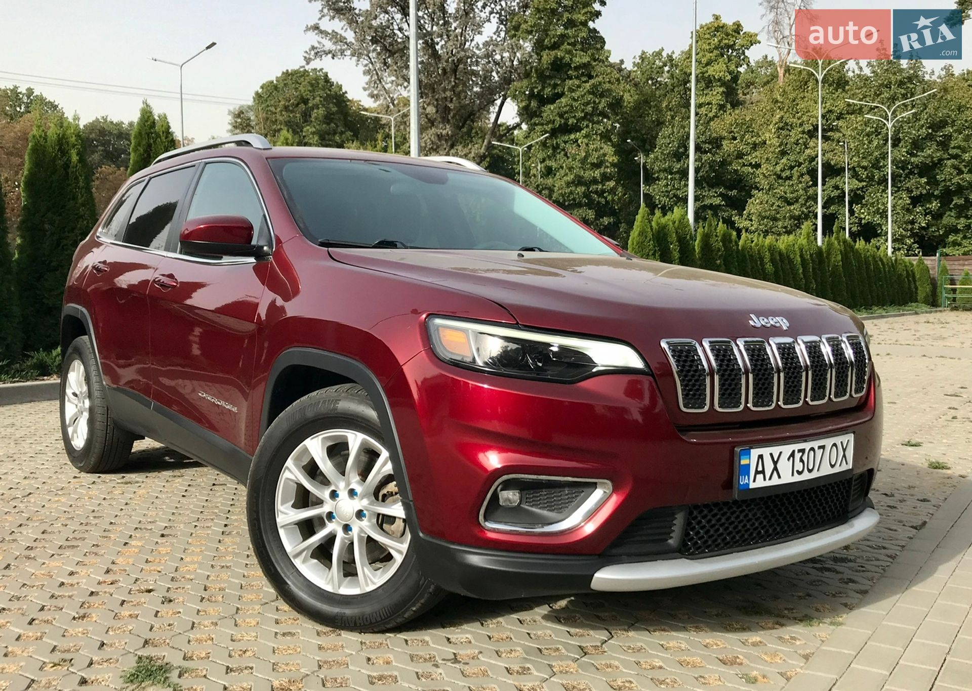 Jeep Cherokee 2018 VIN 1C4PJLCB2KD187361 фото оголошення 2 з 32