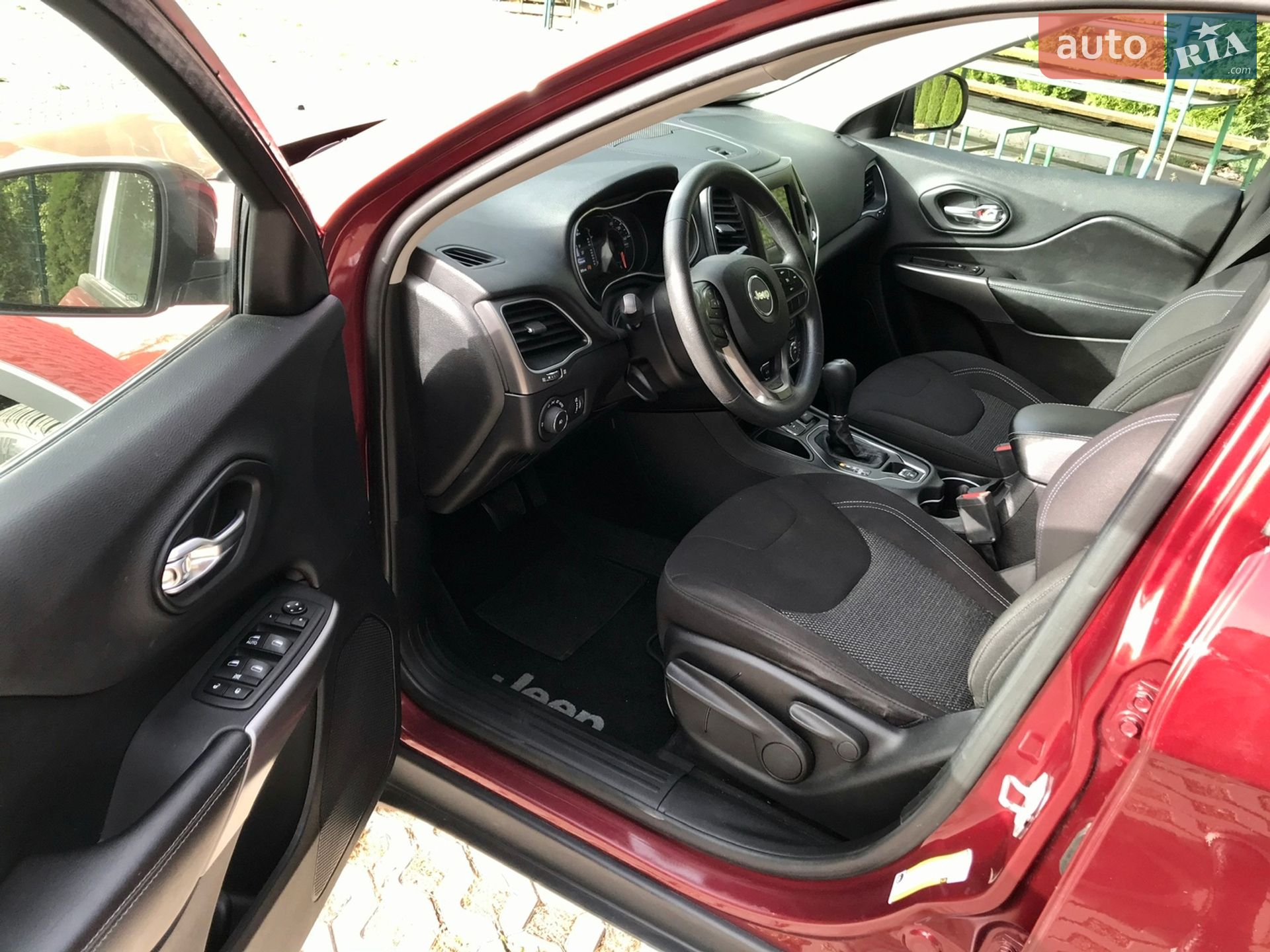 Jeep Cherokee 2018 VIN 1C4PJLCB2KD187361 фото оголошення 18 з 32