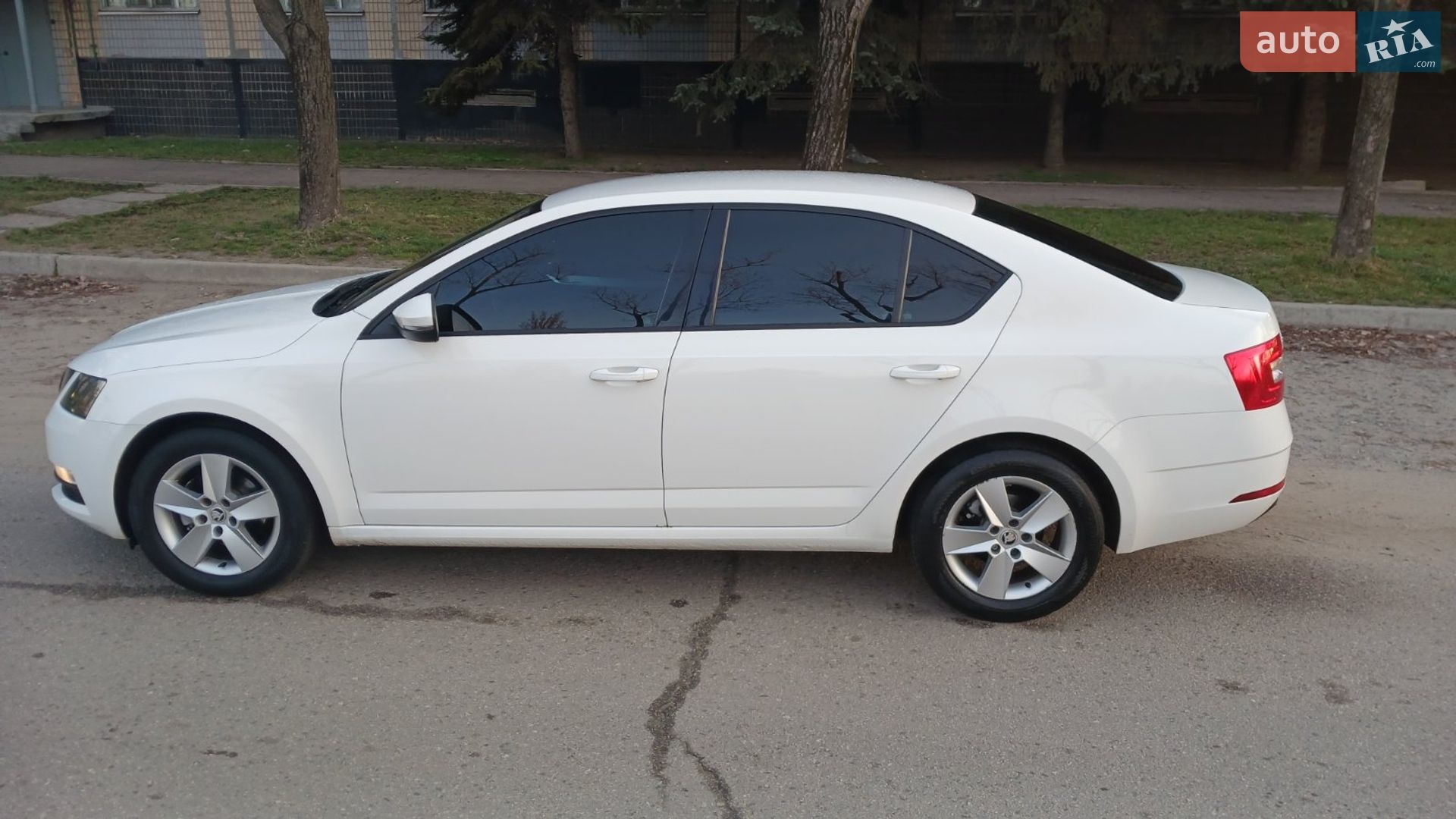 Skoda Octavia 2019 VIN TMBAG7NE9K0142332 фото оголошення 3 з 38