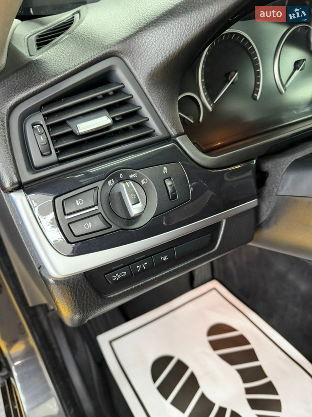 BMW 5 Series 2012 VIN WBAXA11040DX22934 фото оголошення 32 з 59