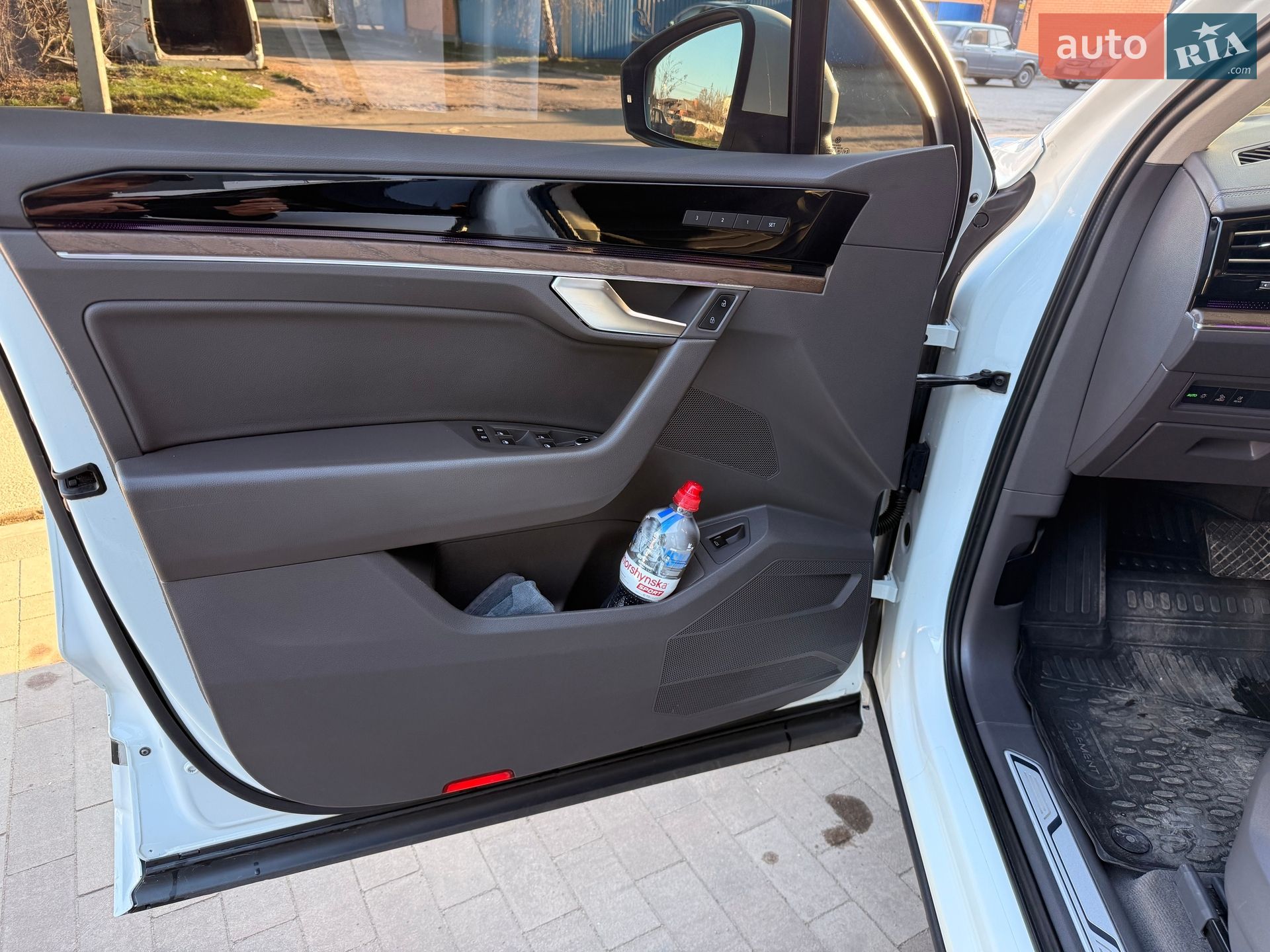 Volkswagen Touareg 2018 VIN WVGZZZCRZJD009708 фото оголошення 24 з 25