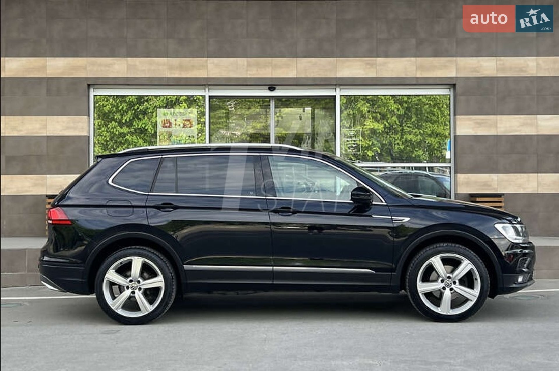 Volkswagen Tiguan 2018 VIN WVGZZZ5NZKM020601 фото оголошення 8 з 23