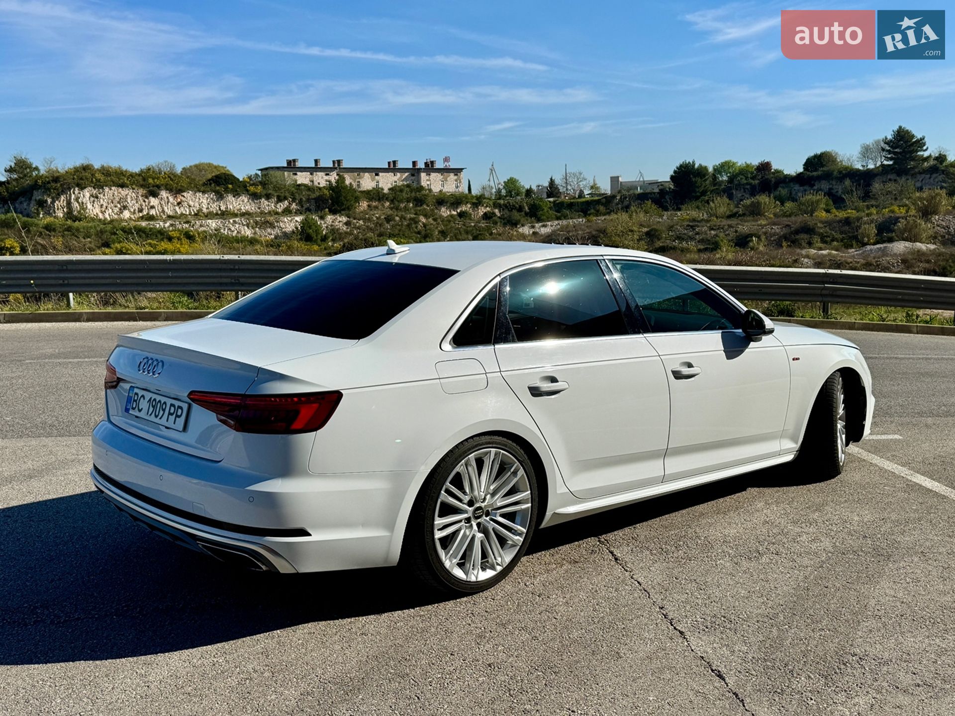Audi A4 2016 VIN WAULNAF48HN022824 фото оголошення 3 з 19