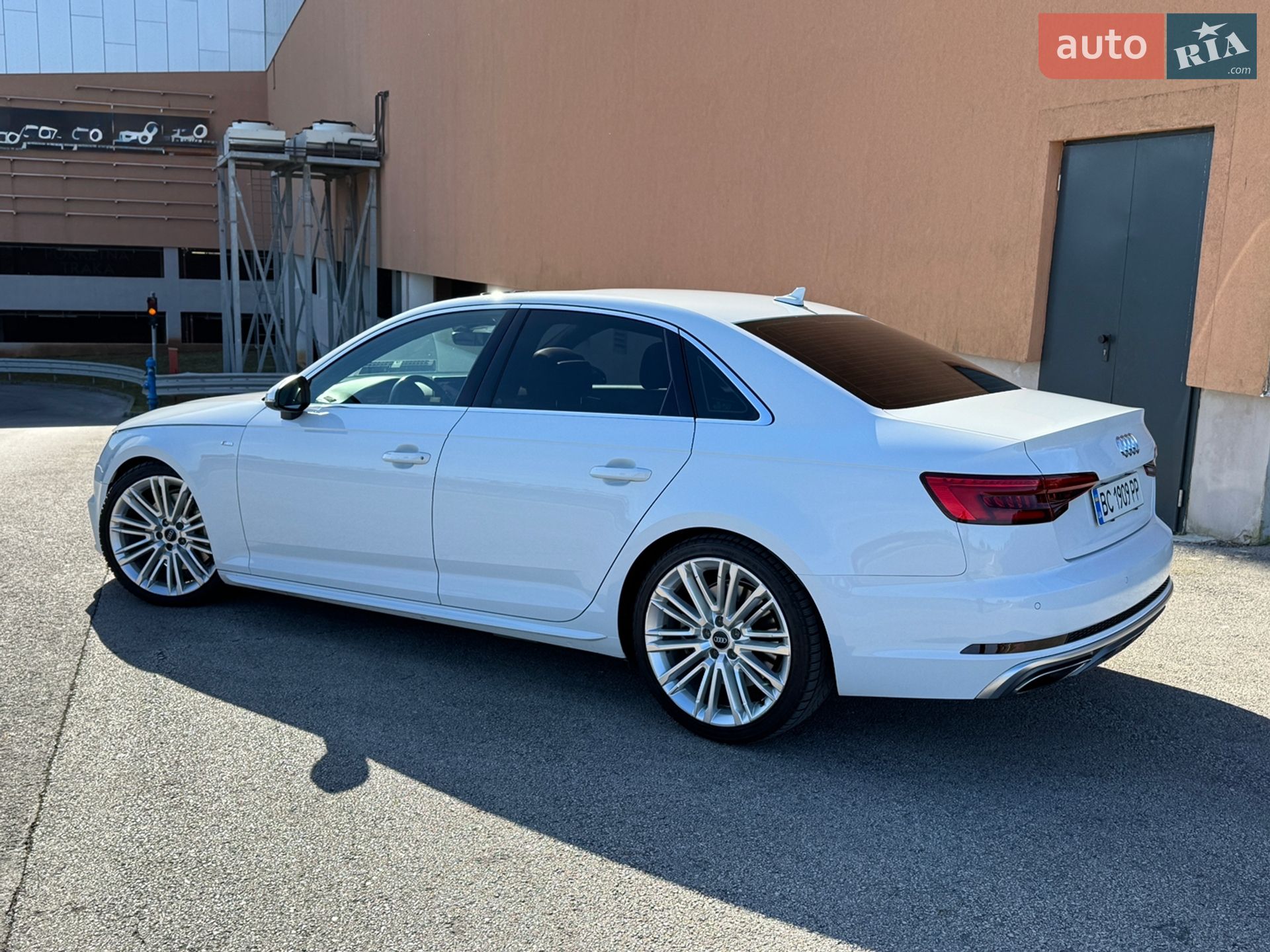 Audi A4 2016 VIN WAULNAF48HN022824 фото оголошення 5 з 19