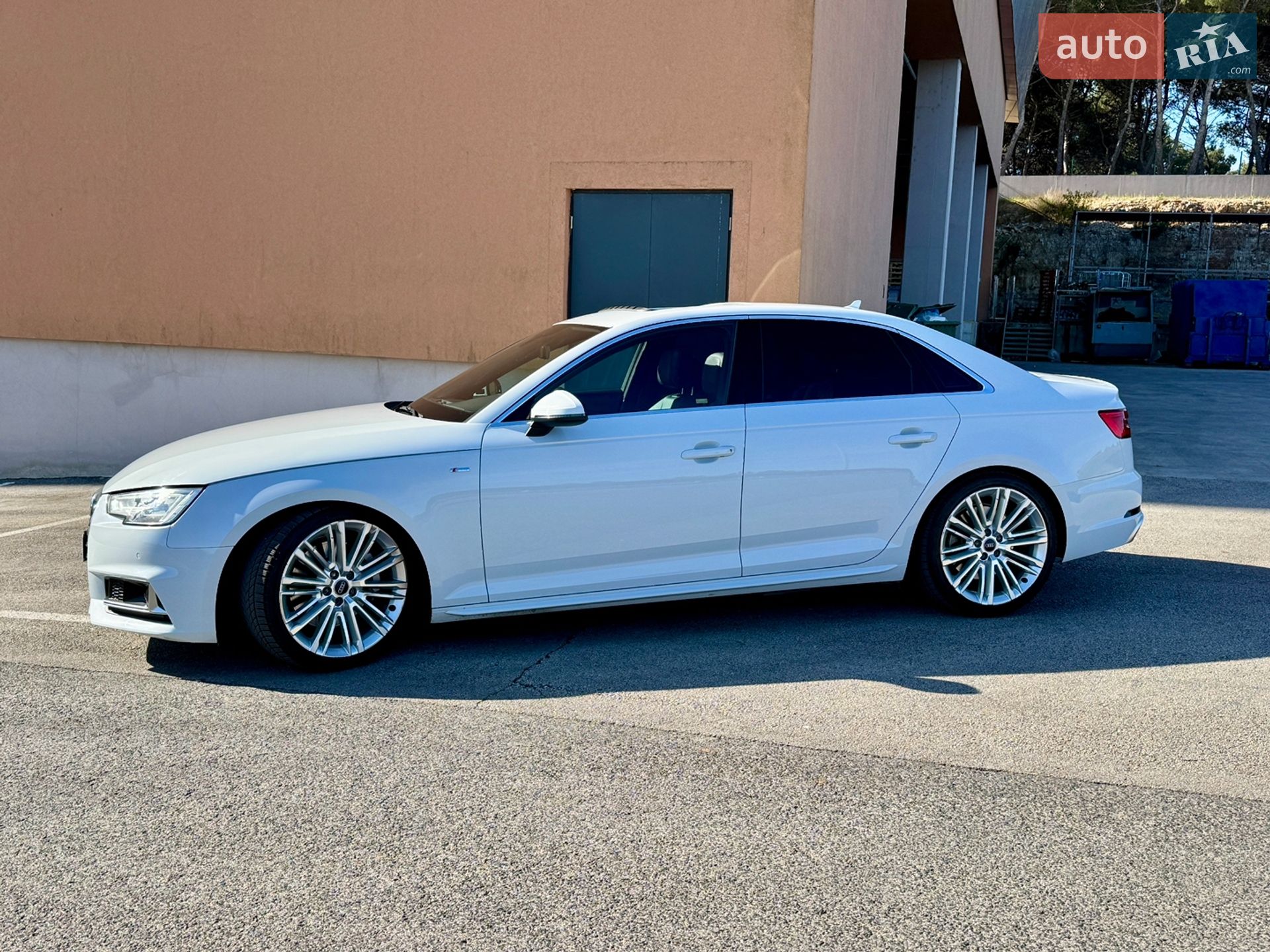 Audi A4 2016 VIN WAULNAF48HN022824 фото оголошення 9 з 19