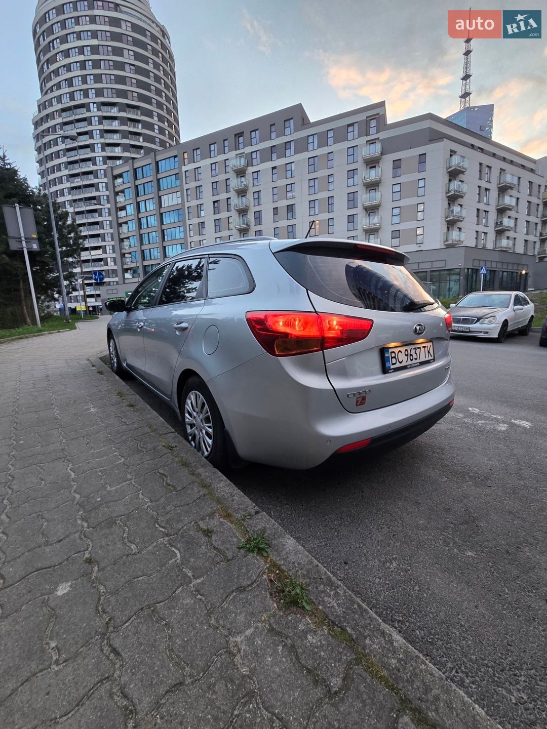 Kia Ceed 2017 VIN U5YHM815AHL216761 фото оголошення 2 з 17
