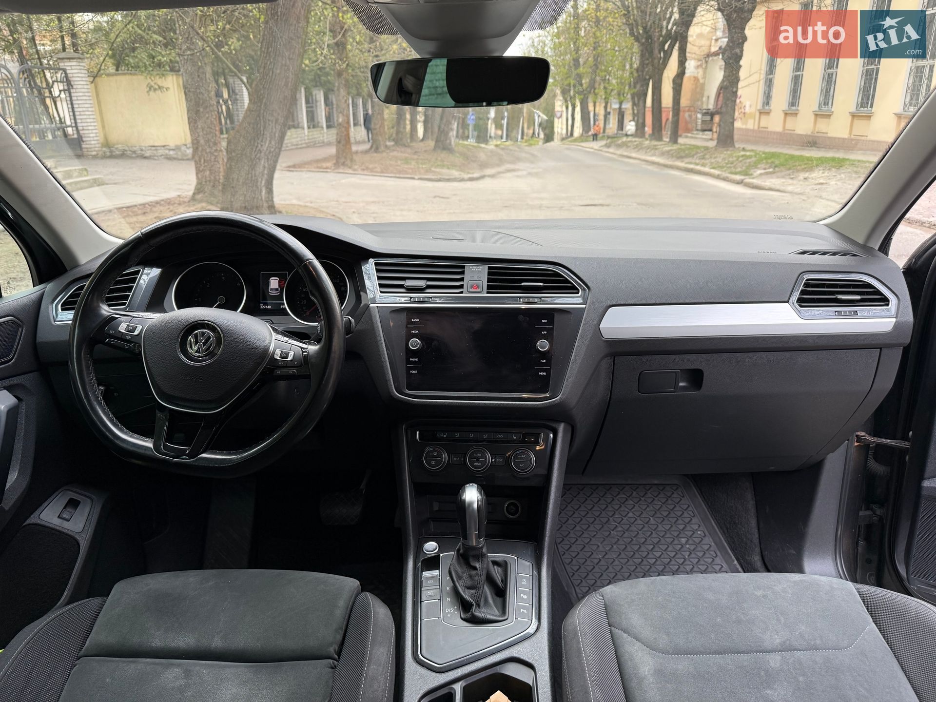 Volkswagen Tiguan 2018 VIN WVGZZZ5NZKW340133 фото оголошення 2 з 6
