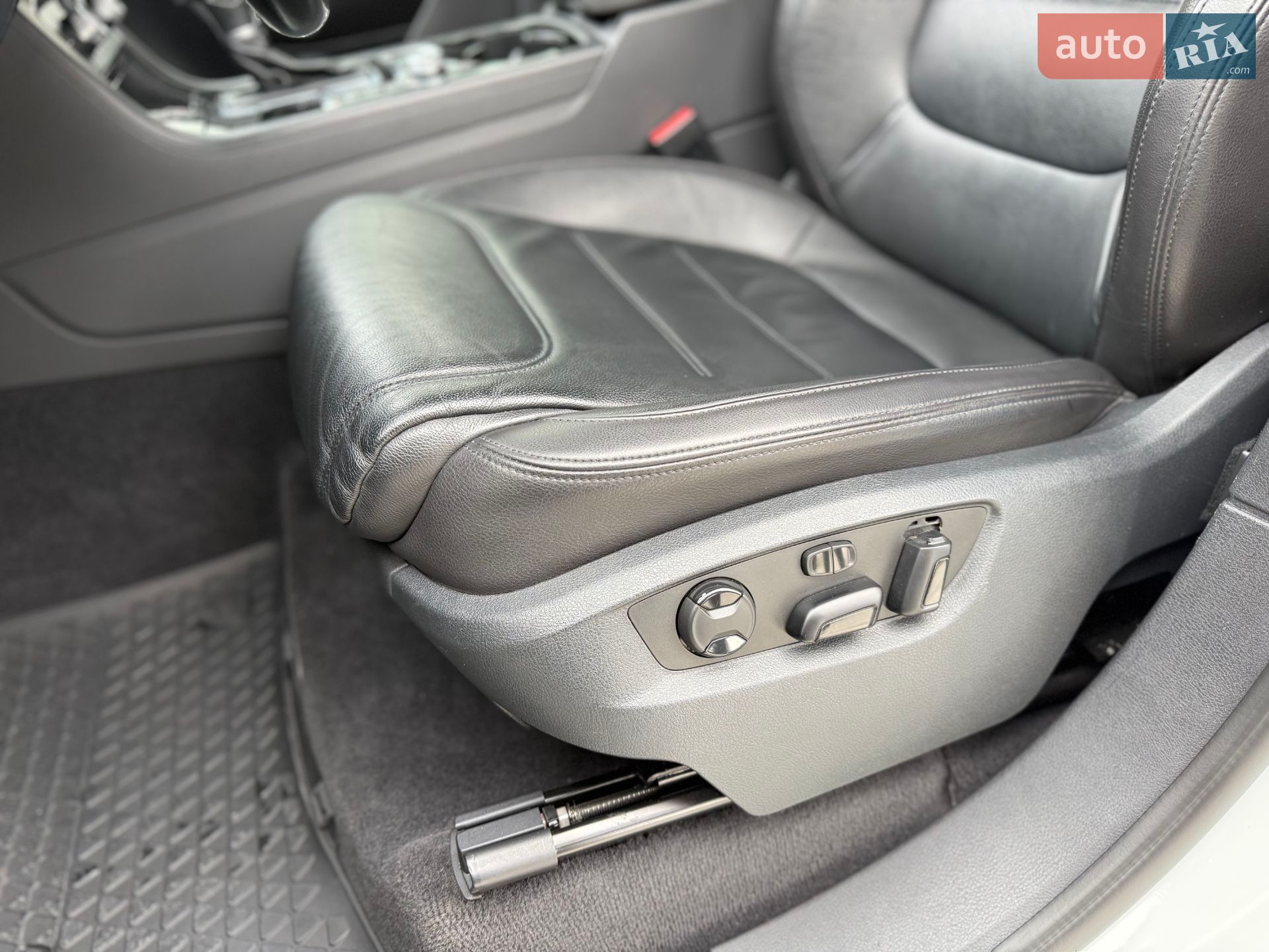 Volkswagen Touareg 2016 VIN WVGZZZ7PZHD004334 фото оголошення 14 з 37