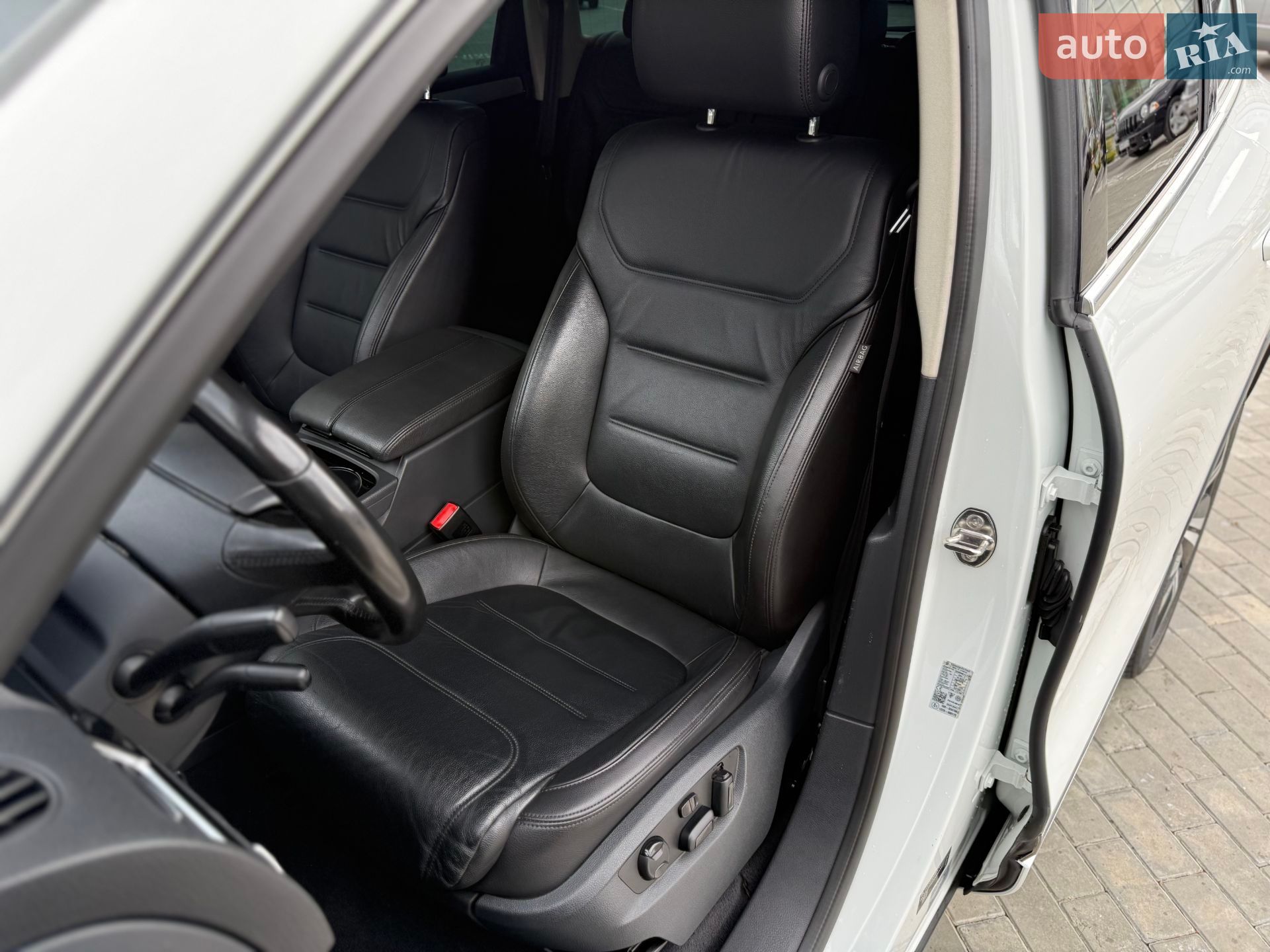 Volkswagen Touareg 2016 VIN WVGZZZ7PZHD004334 фото оголошення 16 з 37