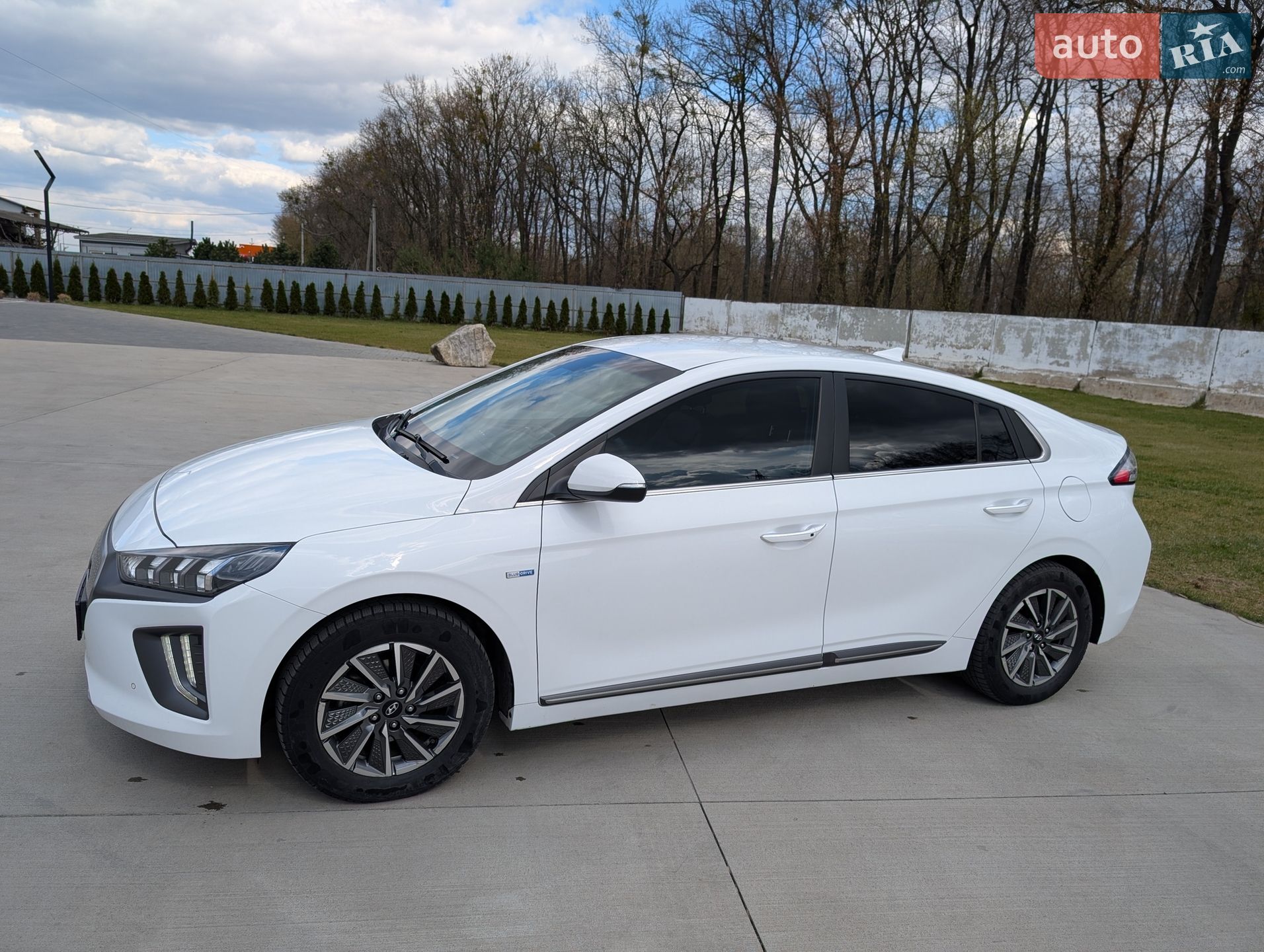 Hyundai Ioniq 2019 VIN KMHC851JFLU053455 фото оголошення 2 з 16