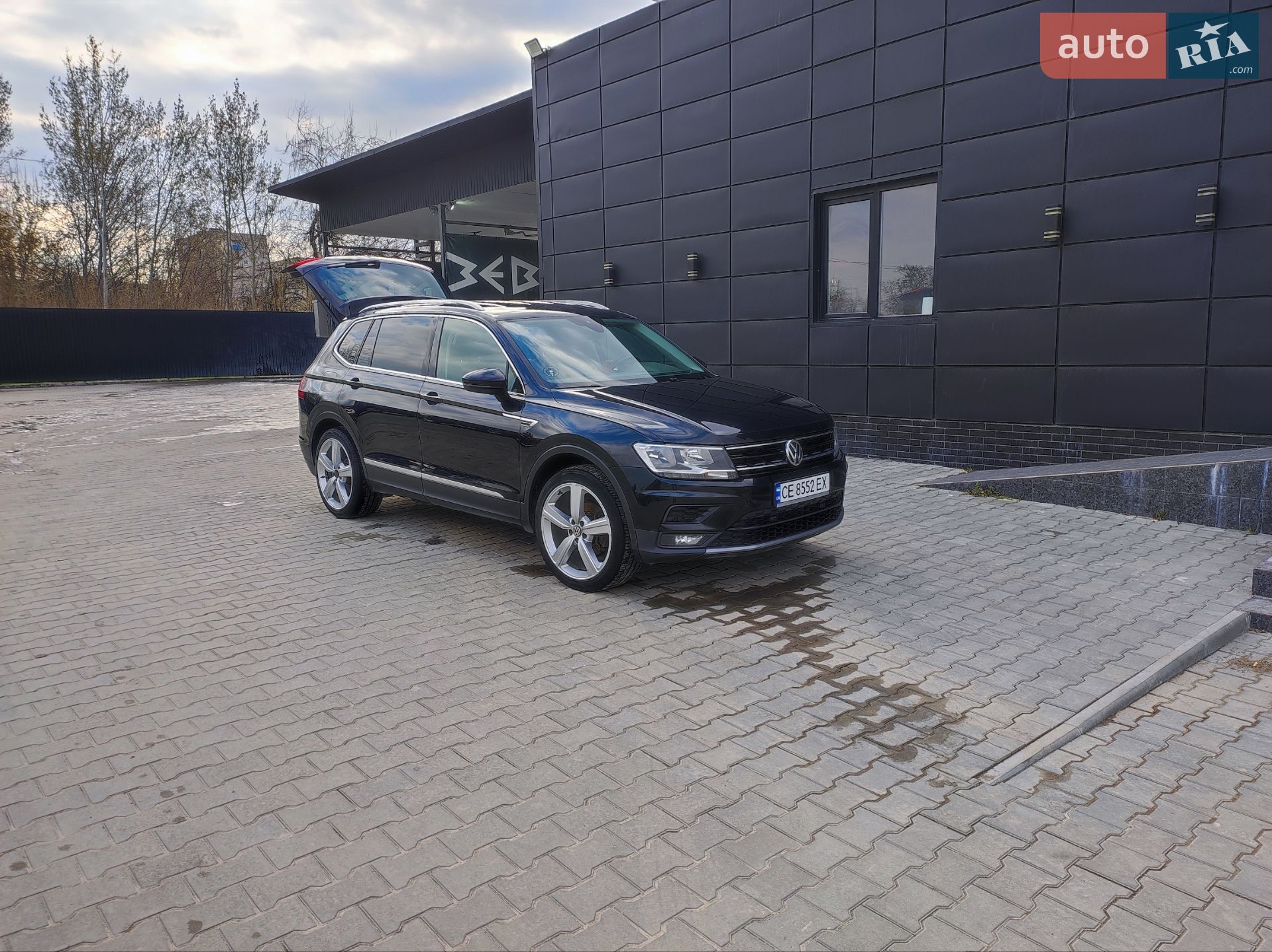 Volkswagen Tiguan 2018 VIN WVGZZZ5NZKM020601 фото оголошення 9 з 23