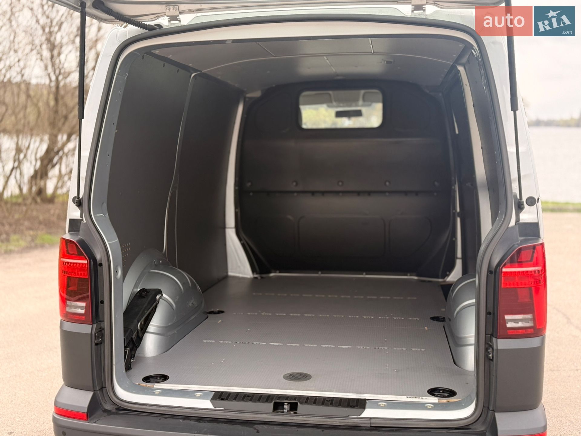 Volkswagen Transporter 2021 VIN WV1ZZZ7HZMX016325 фото оголошення 17 з 22