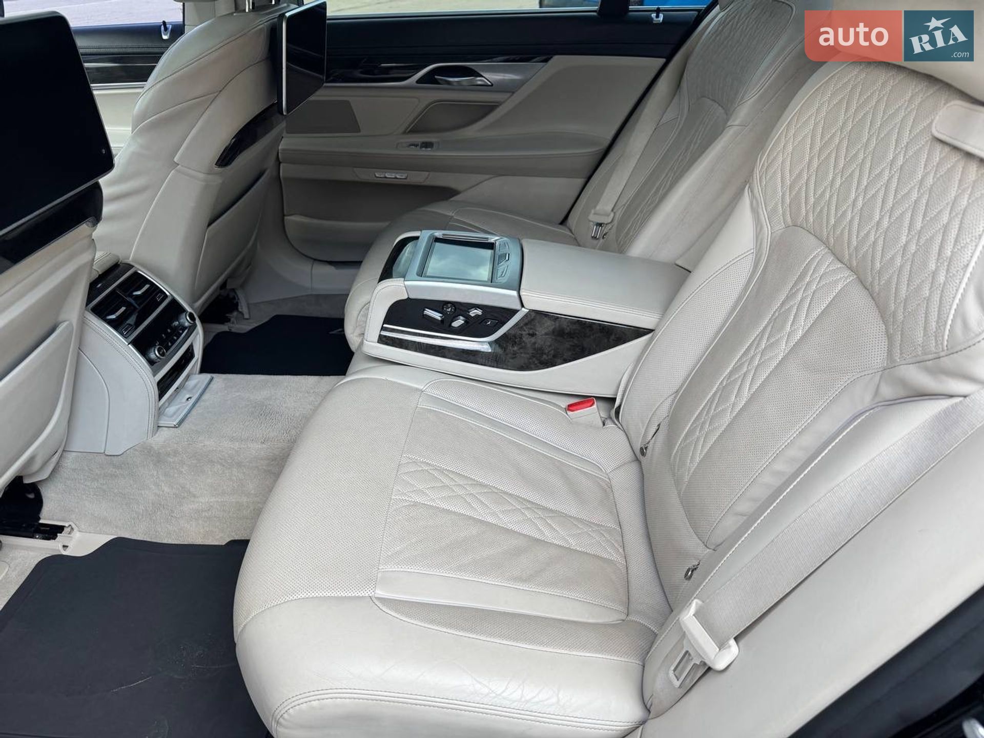 BMW 7 Series 2017 VIN WBA7E410X0GV23195 фото оголошення 19 з 31