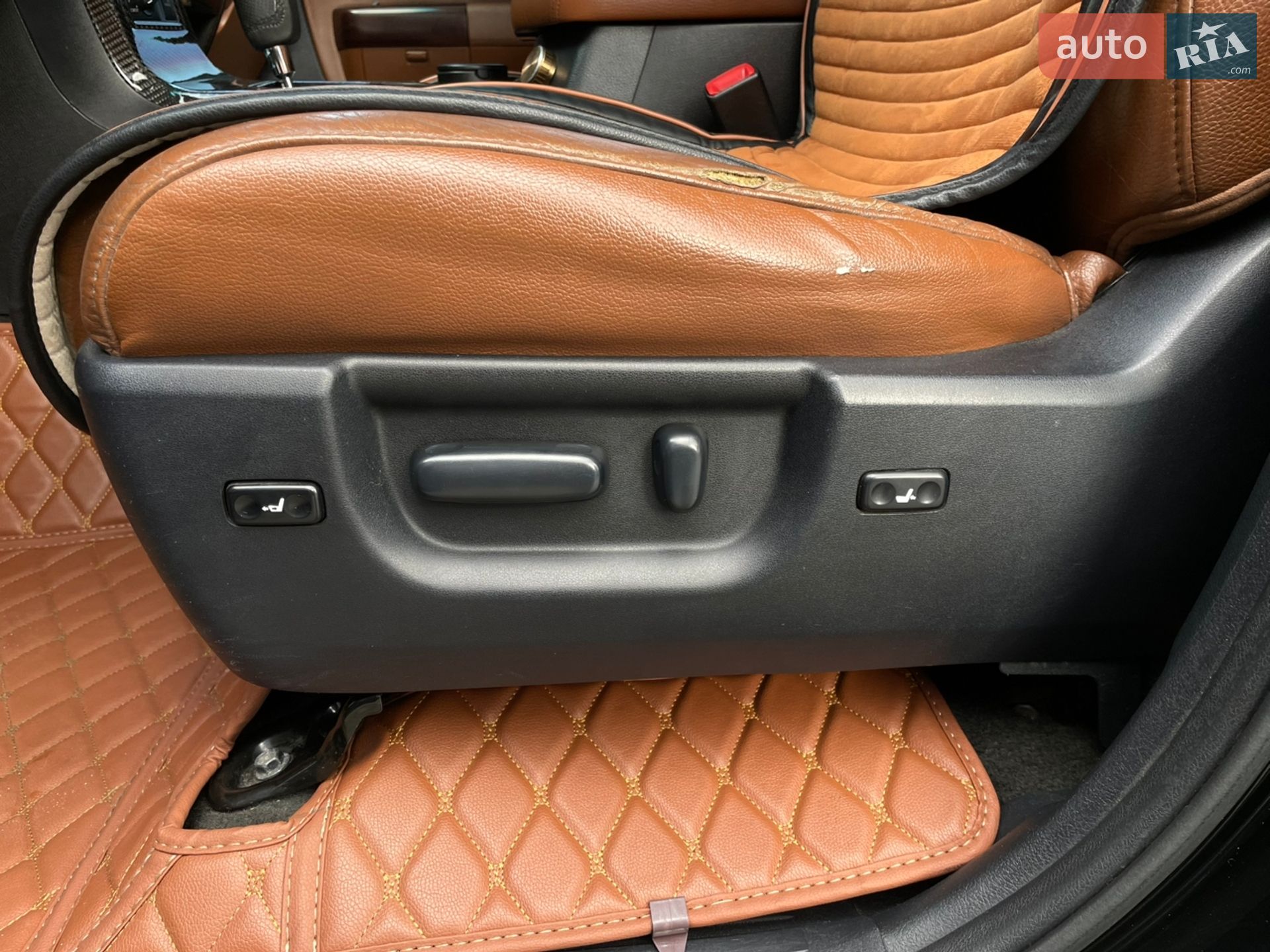Toyota Sequoia 2011 VIN 5TDDW5G15CS057758 фото оголошення 17 з 42