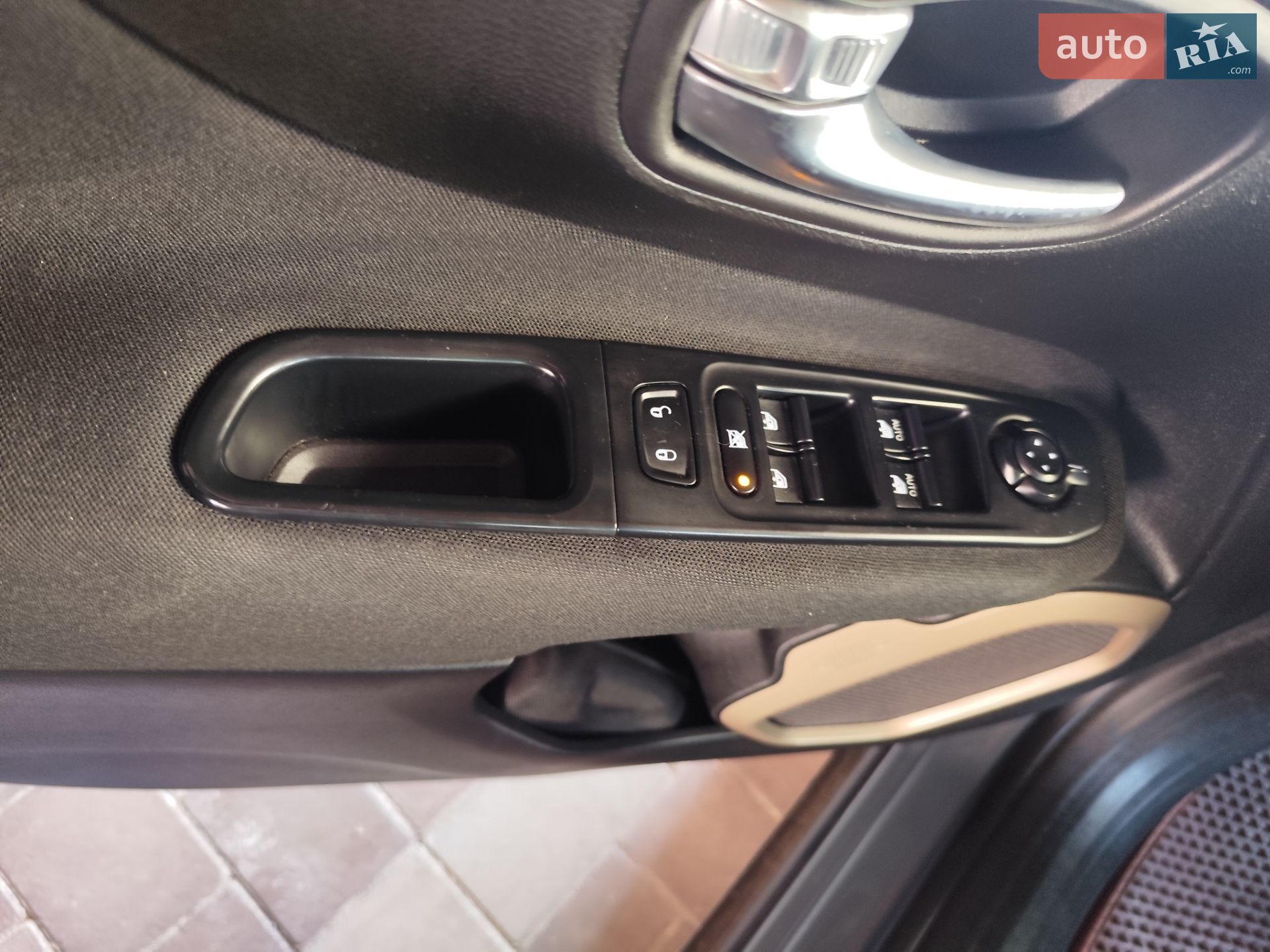 Jeep Renegade 2016 VIN ZACCJBAT7GPE17182 фото оголошення 12 з 19