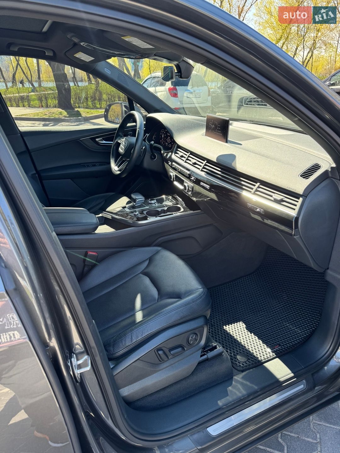 Audi Q7 2018 VIN WA1LAAF77JD052301 фото оголошення 22 з 37