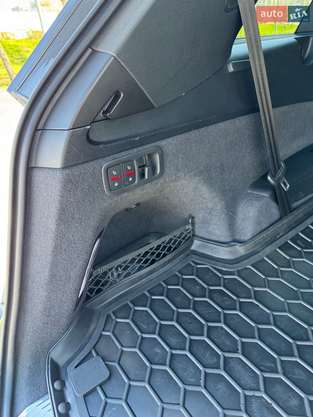 Audi Q7 2018 VIN WA1LAAF77JD052301 фото оголошення 36 з 37