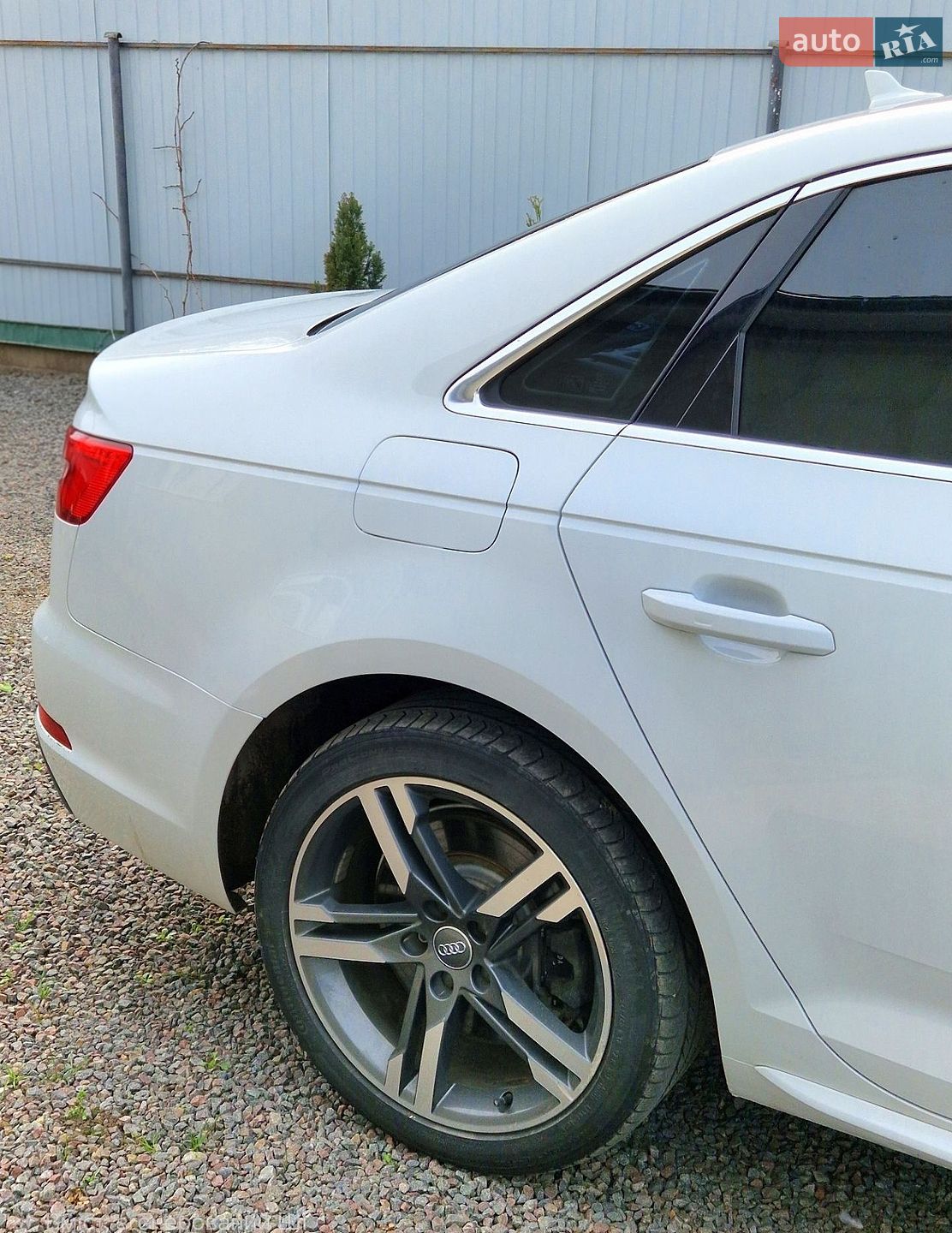 Audi A4 2017 VIN WAUFNAF43HN011808 фото оголошення 5 з 43