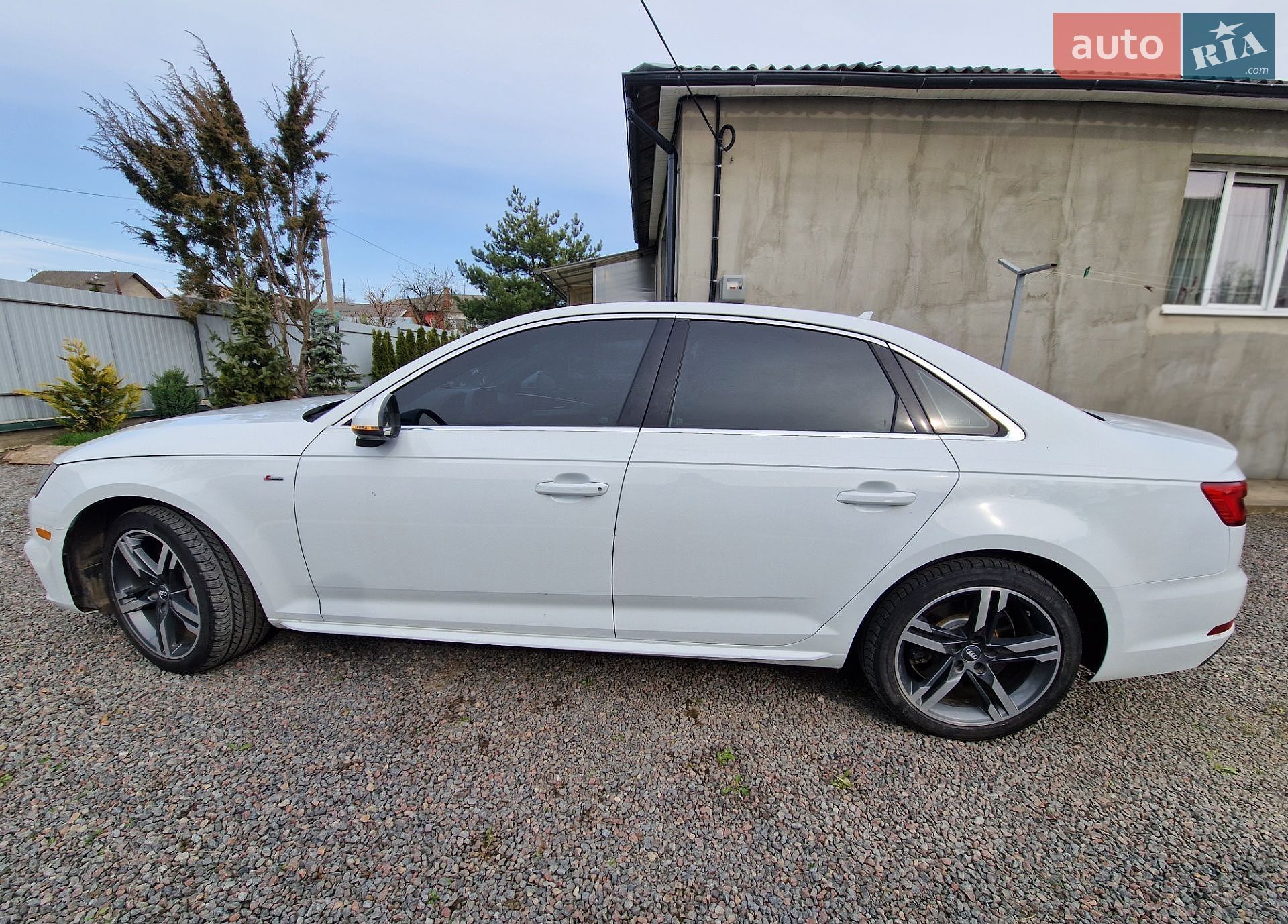 Audi A4 2017 VIN WAUFNAF43HN011808 фото оголошення 4 з 43