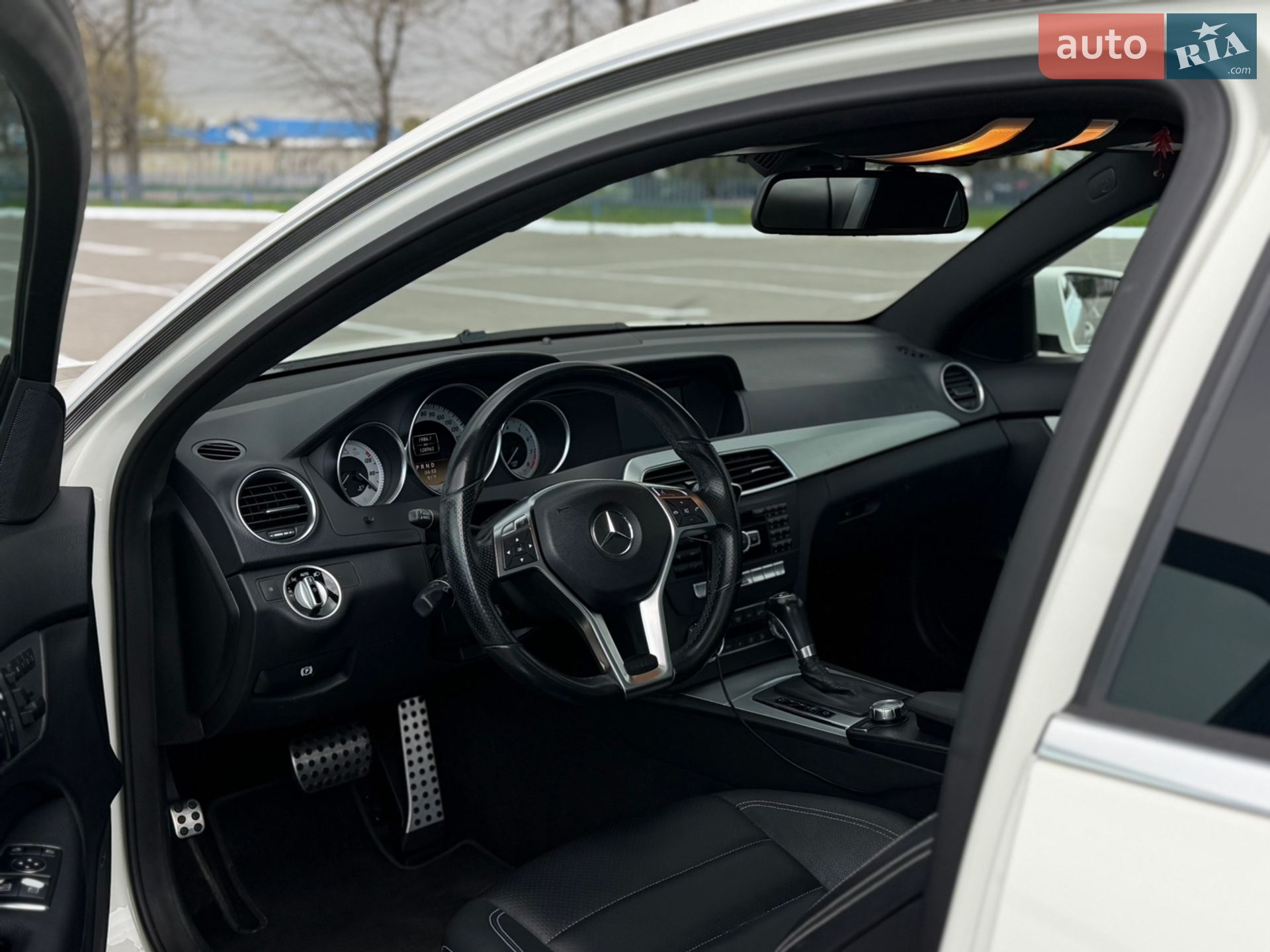 Mercedes-Benz C-Class 2012 VIN WDDGJ4HB1CF916394 фото оголошення 9 з 17