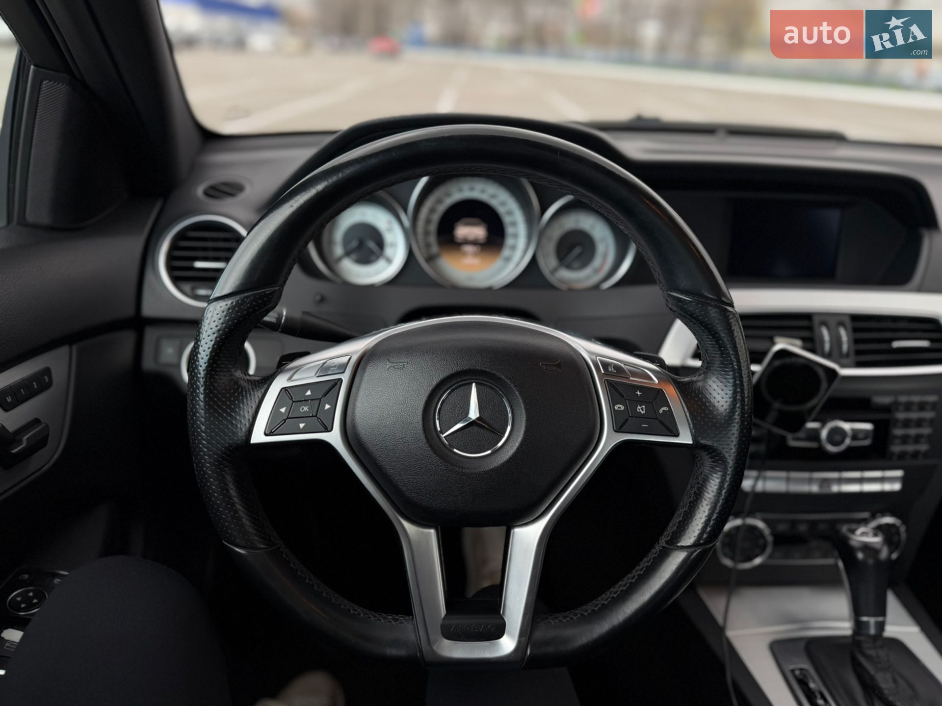 Mercedes-Benz C-Class 2012 VIN WDDGJ4HB1CF916394 фото оголошення 12 з 17