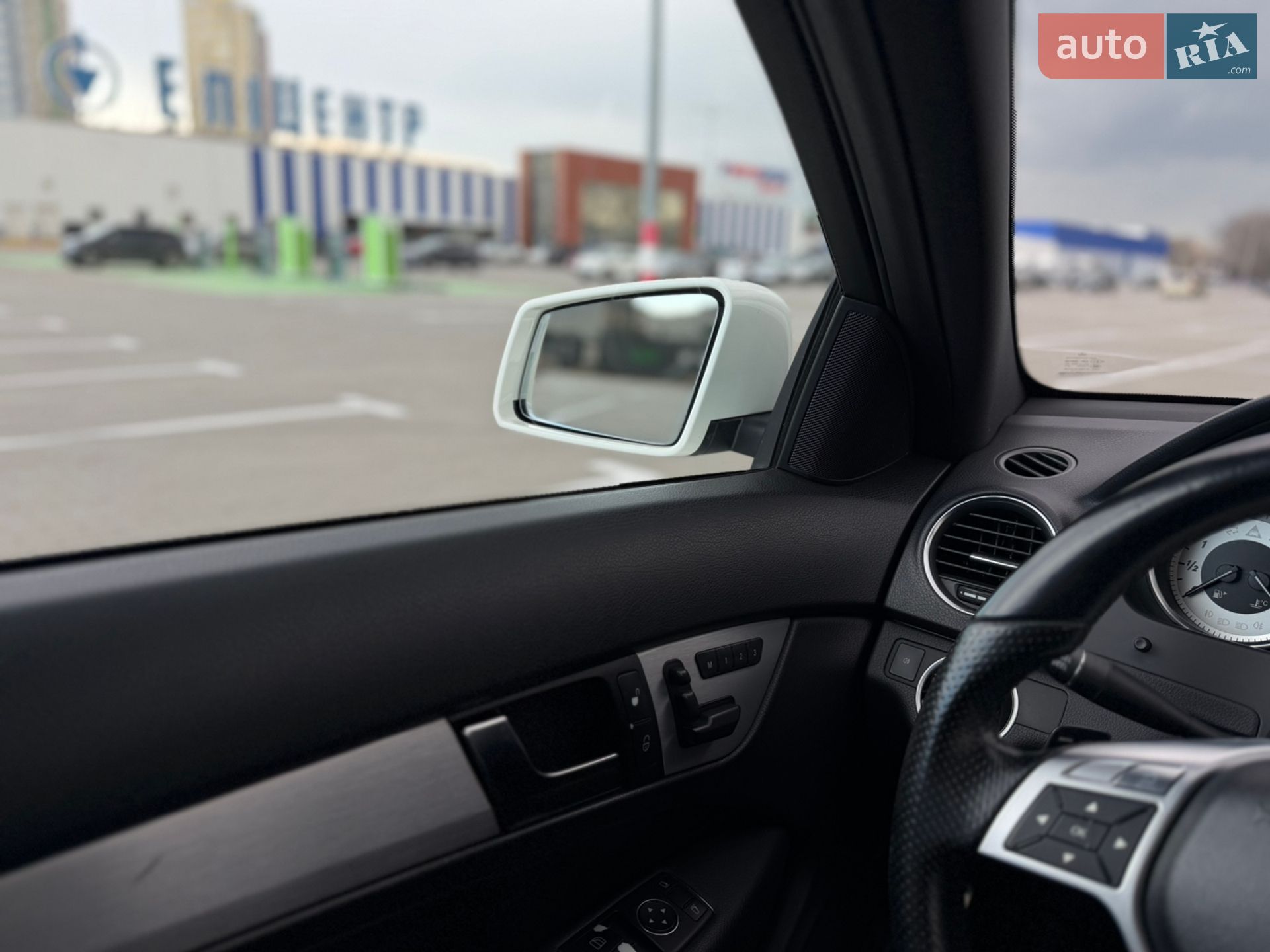 Mercedes-Benz C-Class 2012 VIN WDDGJ4HB1CF916394 фото оголошення 13 з 17