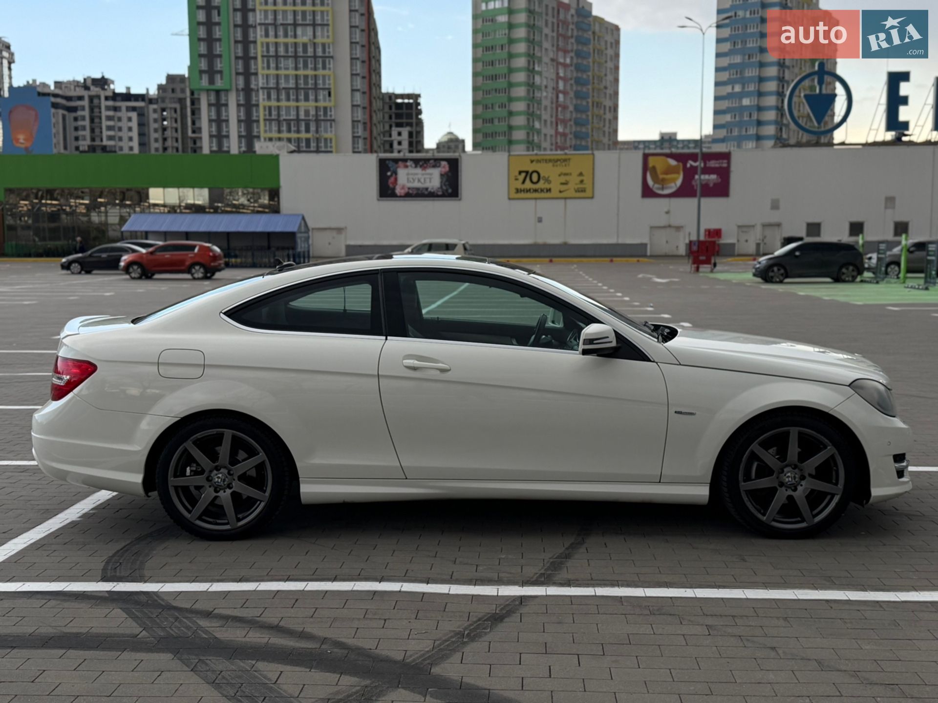 Mercedes-Benz C-Class 2012 VIN WDDGJ4HB1CF916394 фото оголошення 4 з 17