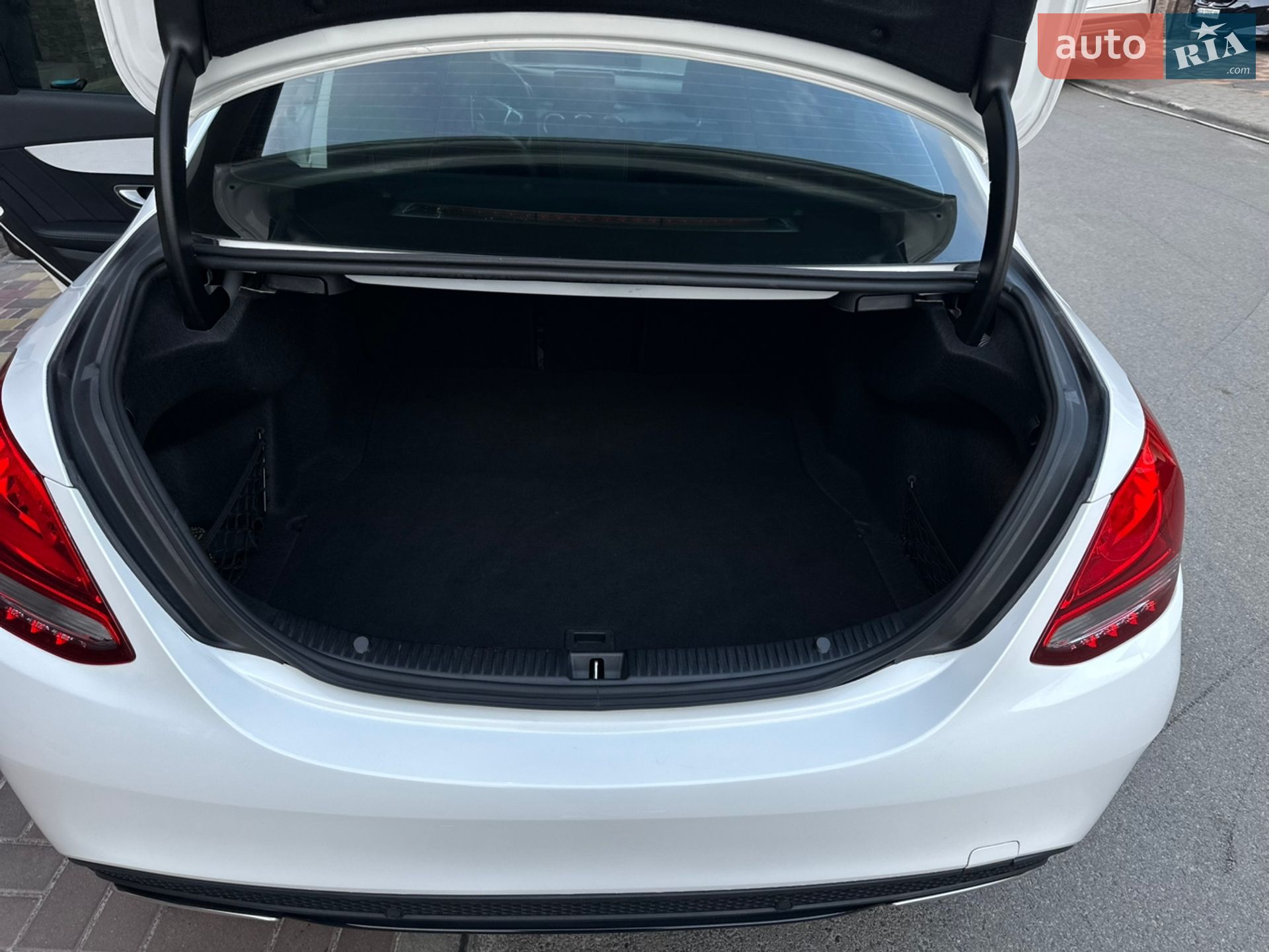 Mercedes-Benz C-Class 2018 VIN 55SWF4JB0JU265017 фото оголошення 24 з 45