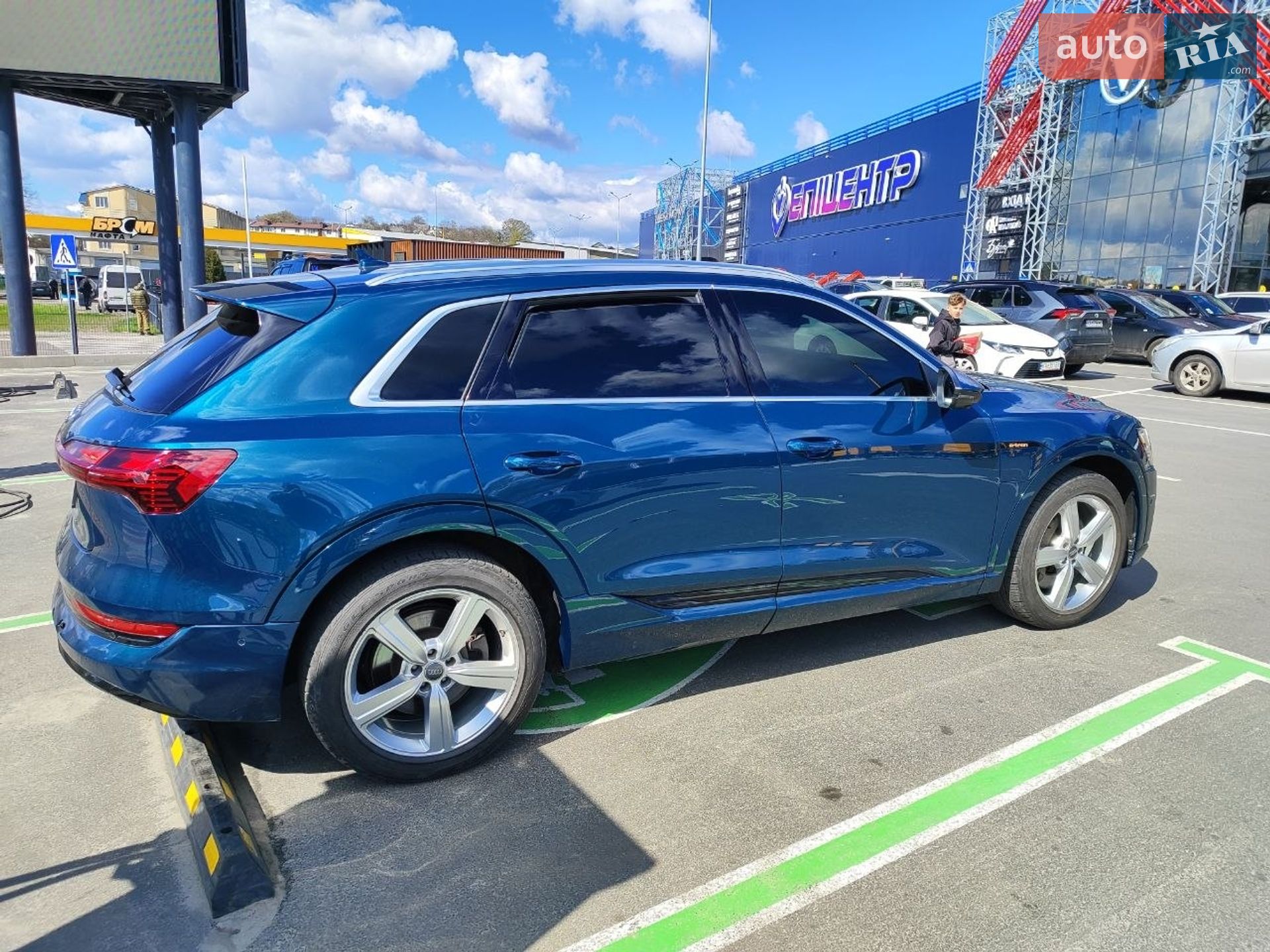 Audi e-tron 2019 VIN WA1LAAGE8KB020550 фото оголошення 2 з 51