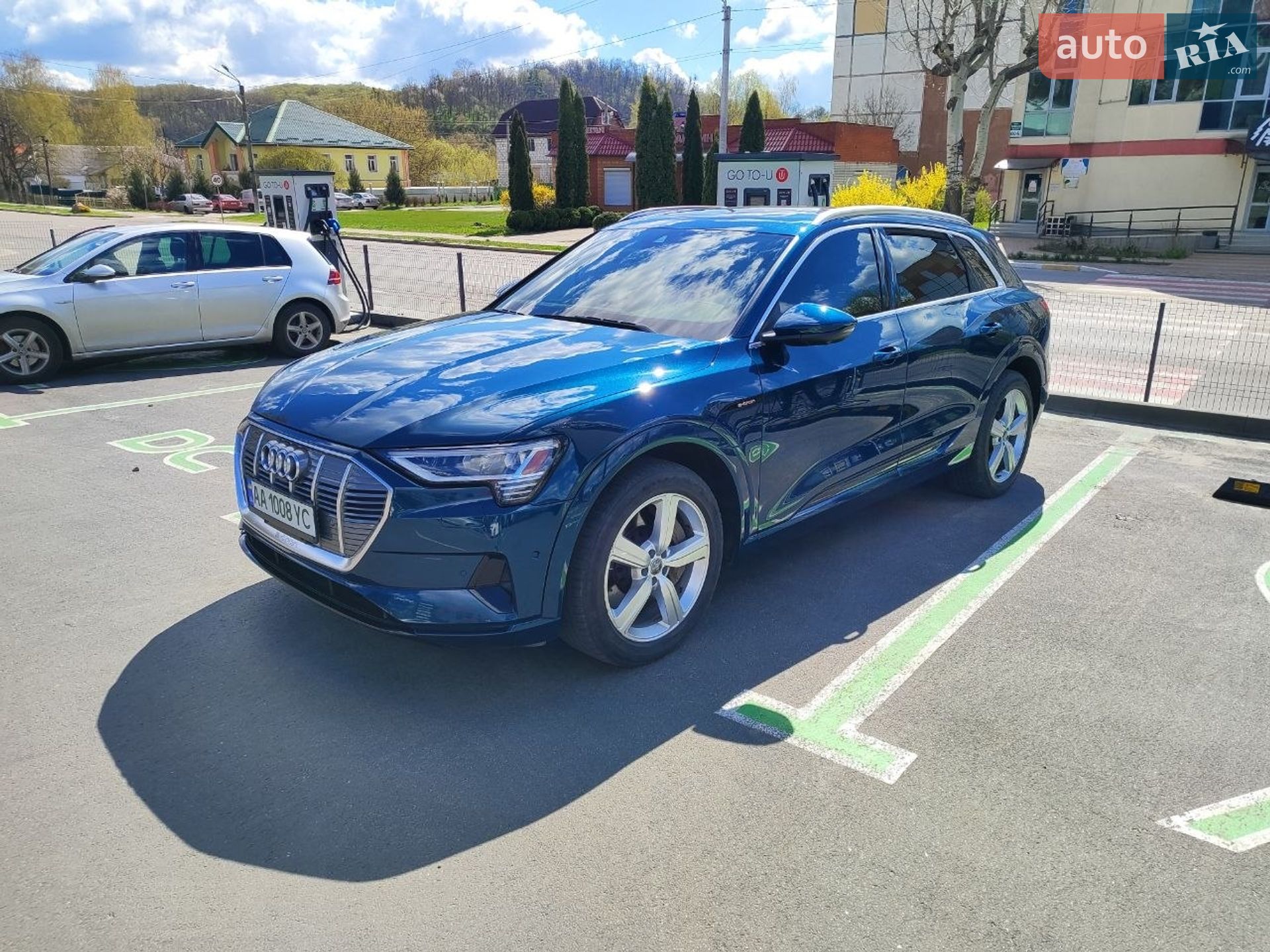Audi e-tron 2019 VIN WA1LAAGE8KB020550 фото оголошення 3 з 51