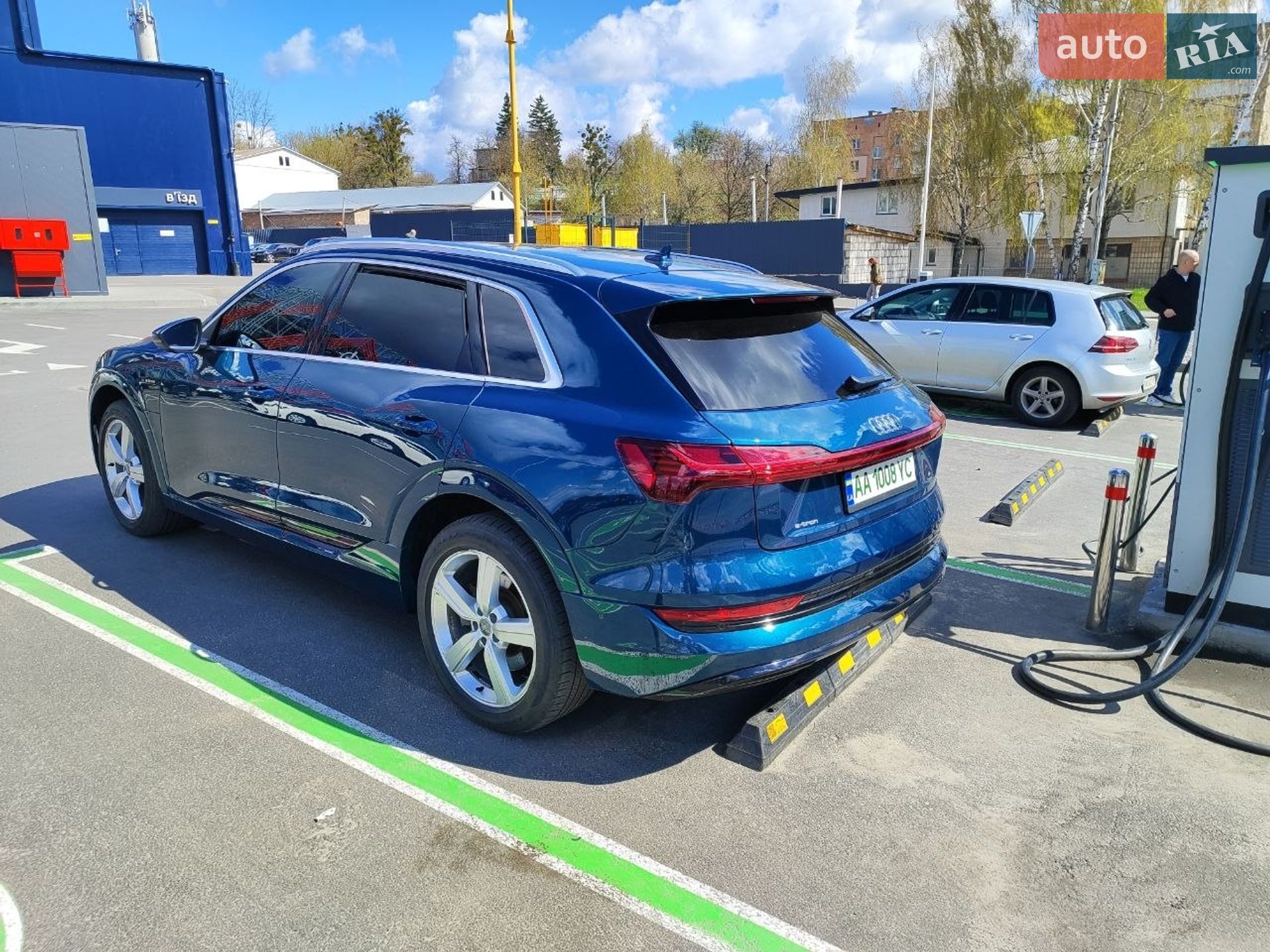 Audi e-tron 2019 VIN WA1LAAGE8KB020550 фото оголошення 4 з 51