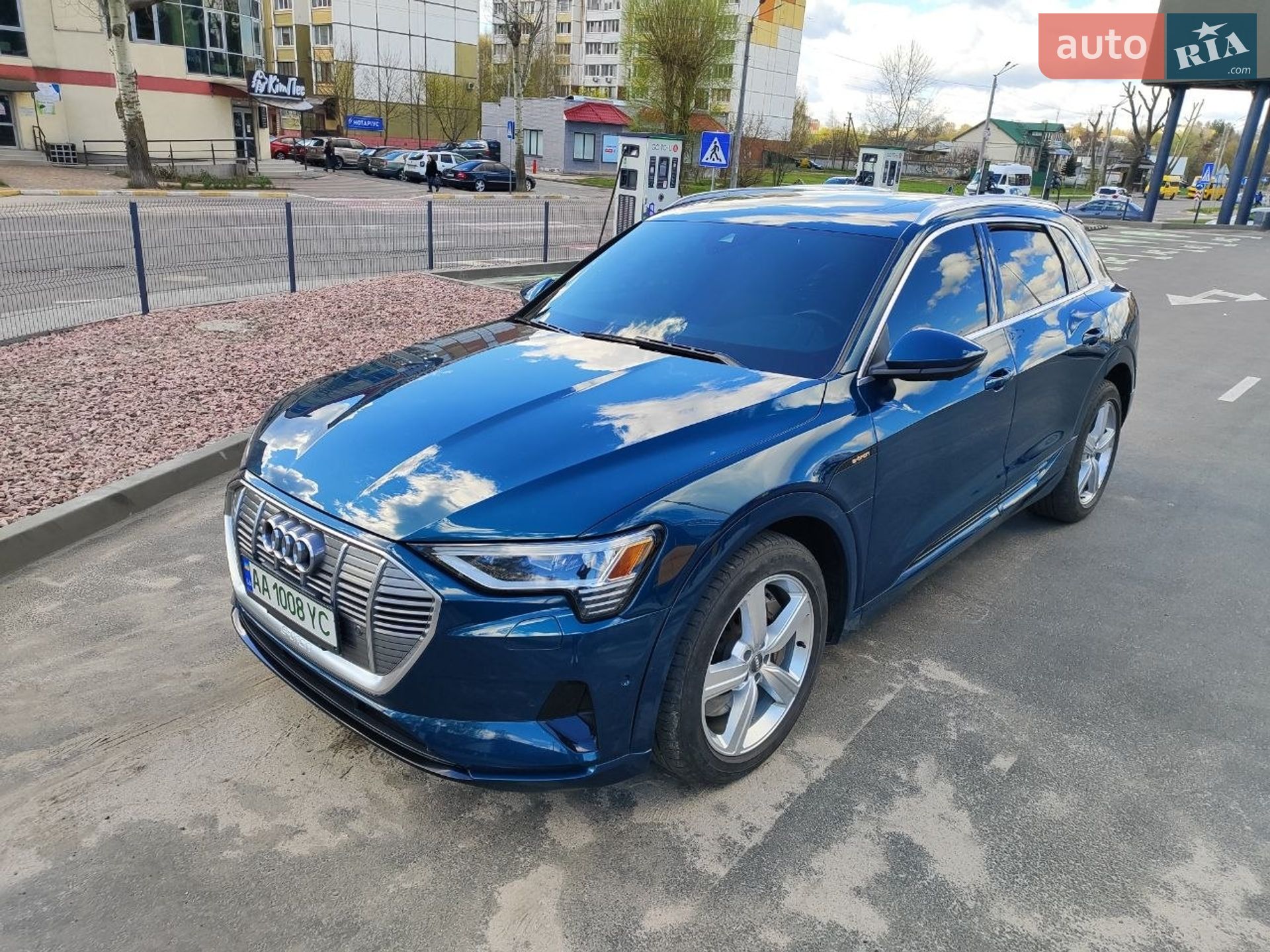 Audi e-tron 2019 VIN WA1LAAGE8KB020550 фото оголошення 10 з 51