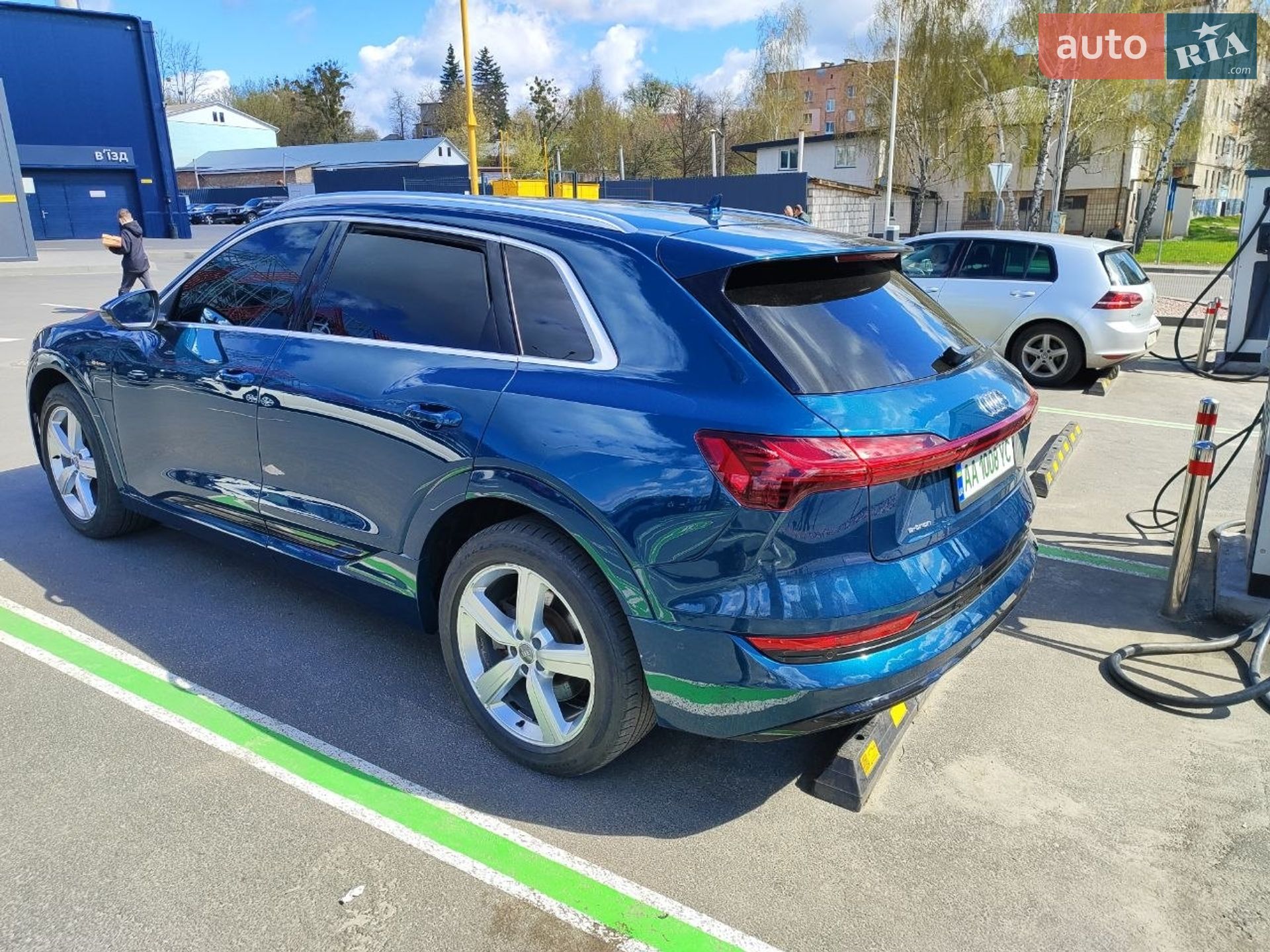 Audi e-tron 2019 VIN WA1LAAGE8KB020550 фото оголошення 12 з 51