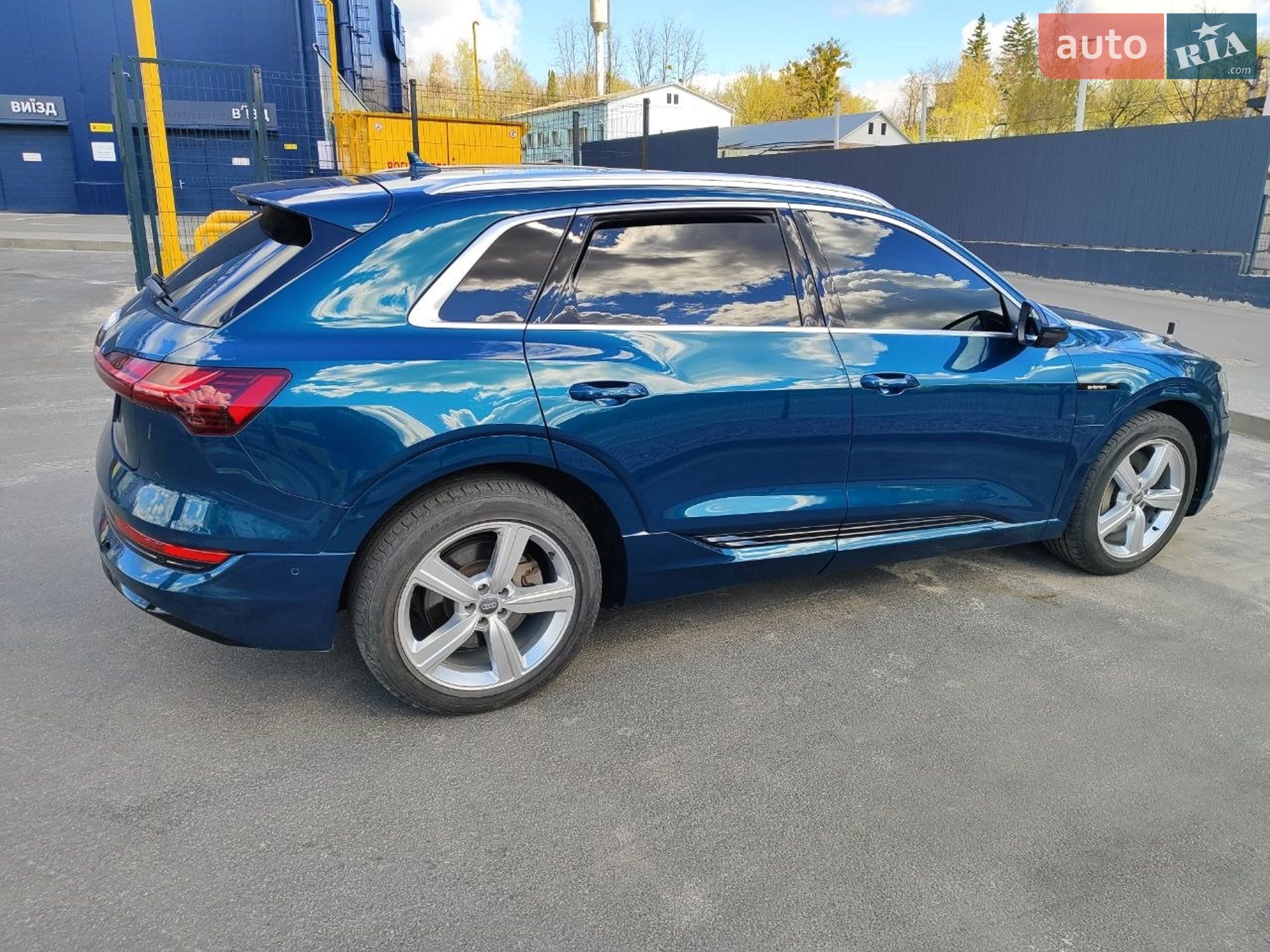Audi e-tron 2019 VIN WA1LAAGE8KB020550 фото оголошення 14 з 51